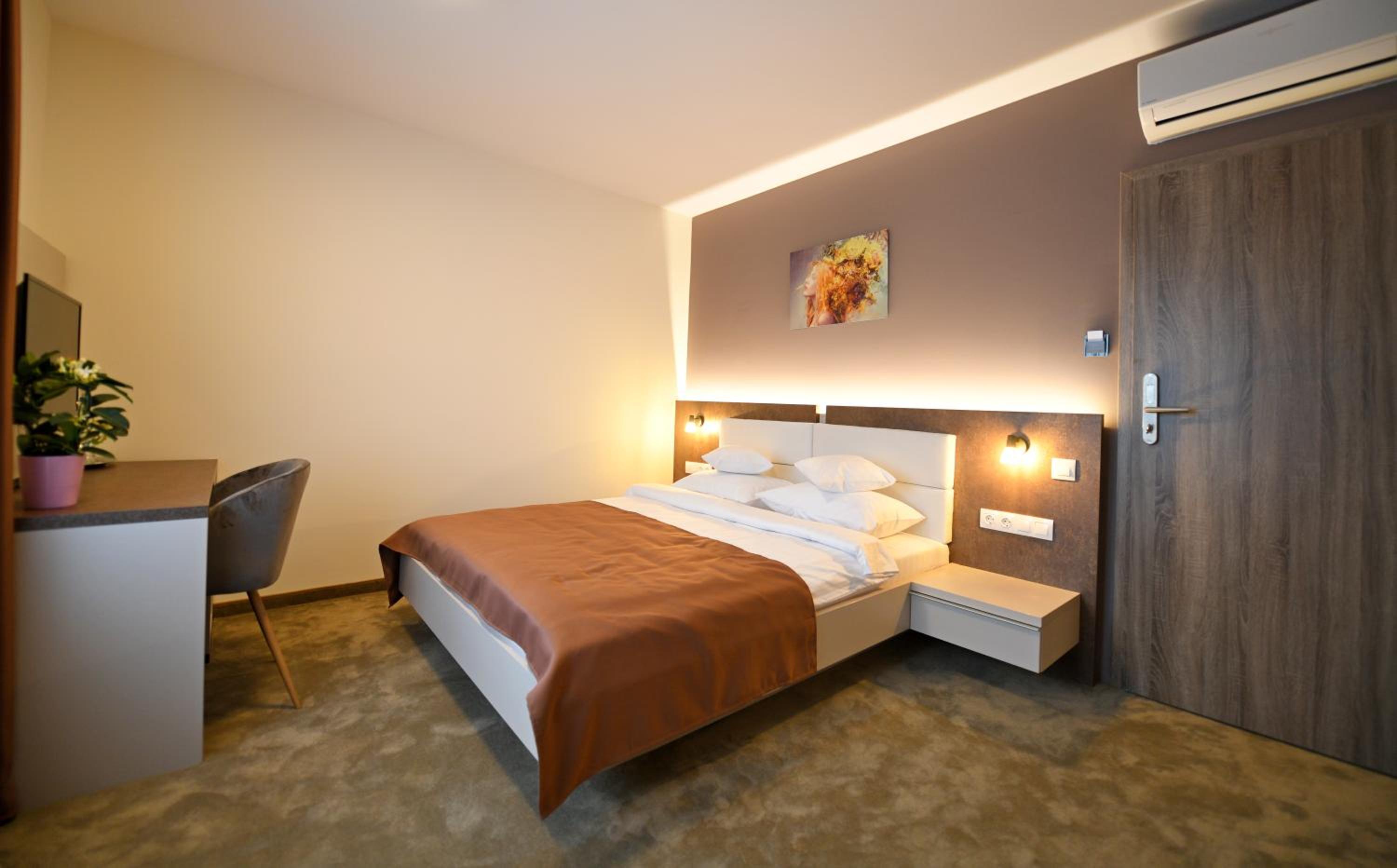Double Room with Private Bathroom - Photo 1