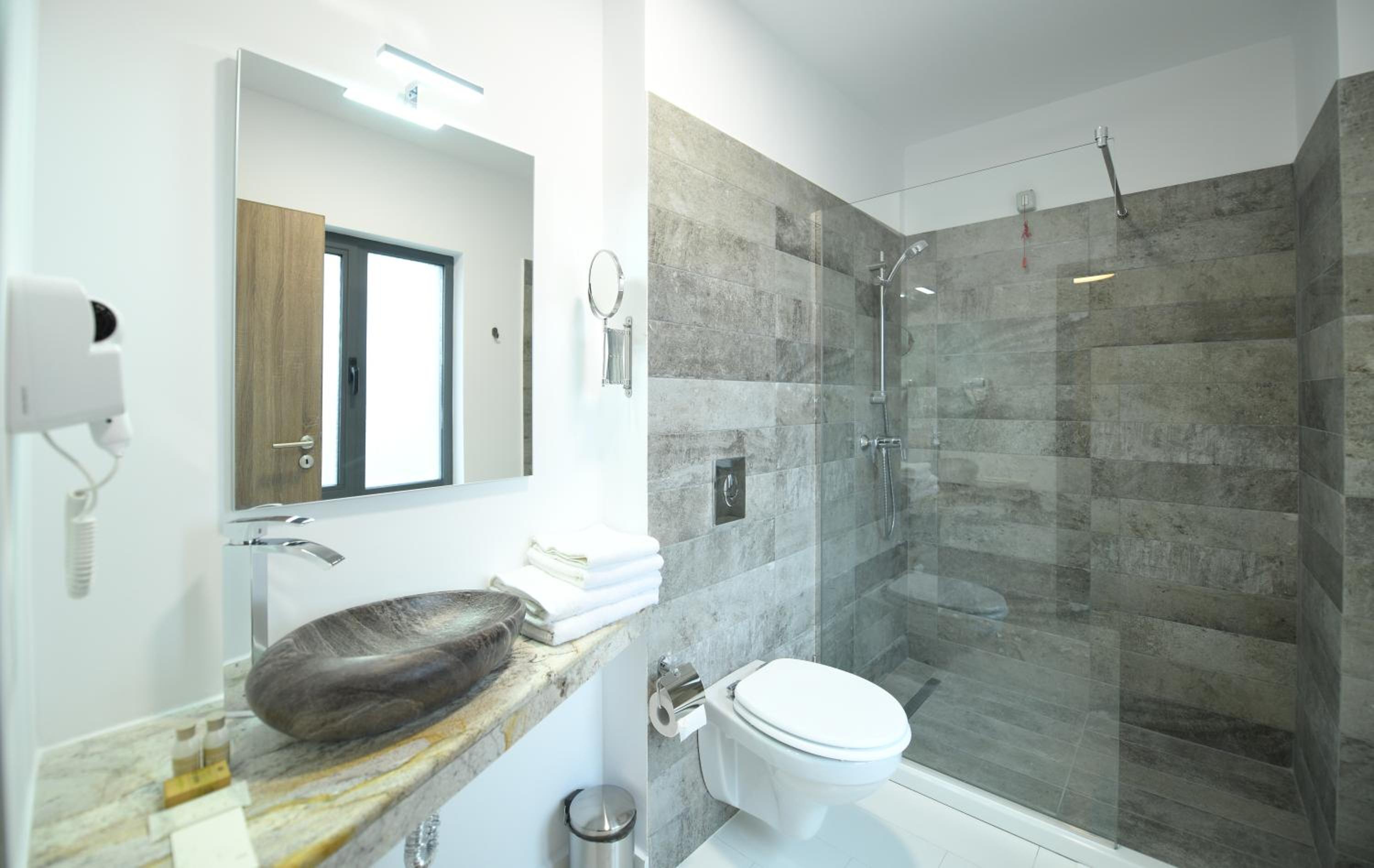 Double Room with Private Bathroom - Photo 8