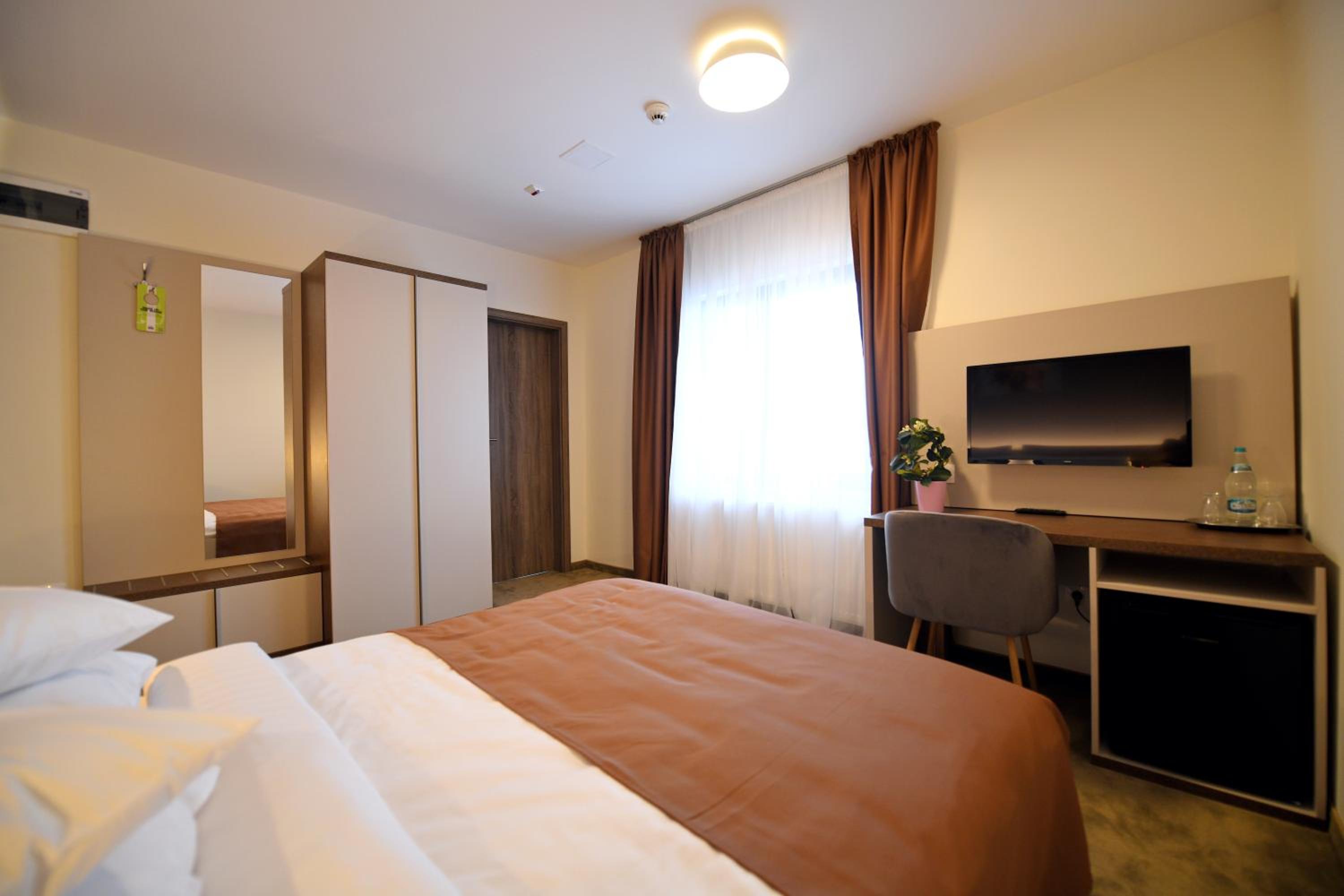 Double Room with Private Bathroom - Photo 7