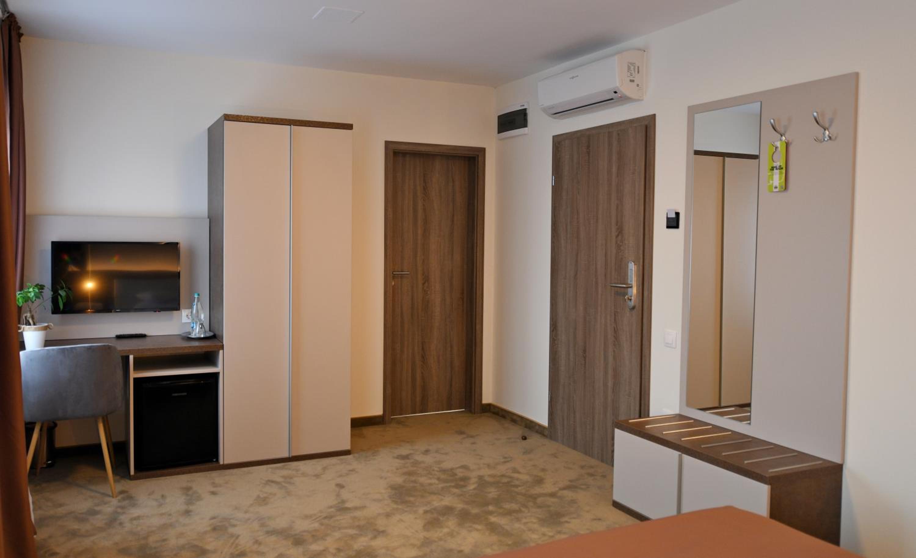 Double Room with Private Bathroom - Photo 6