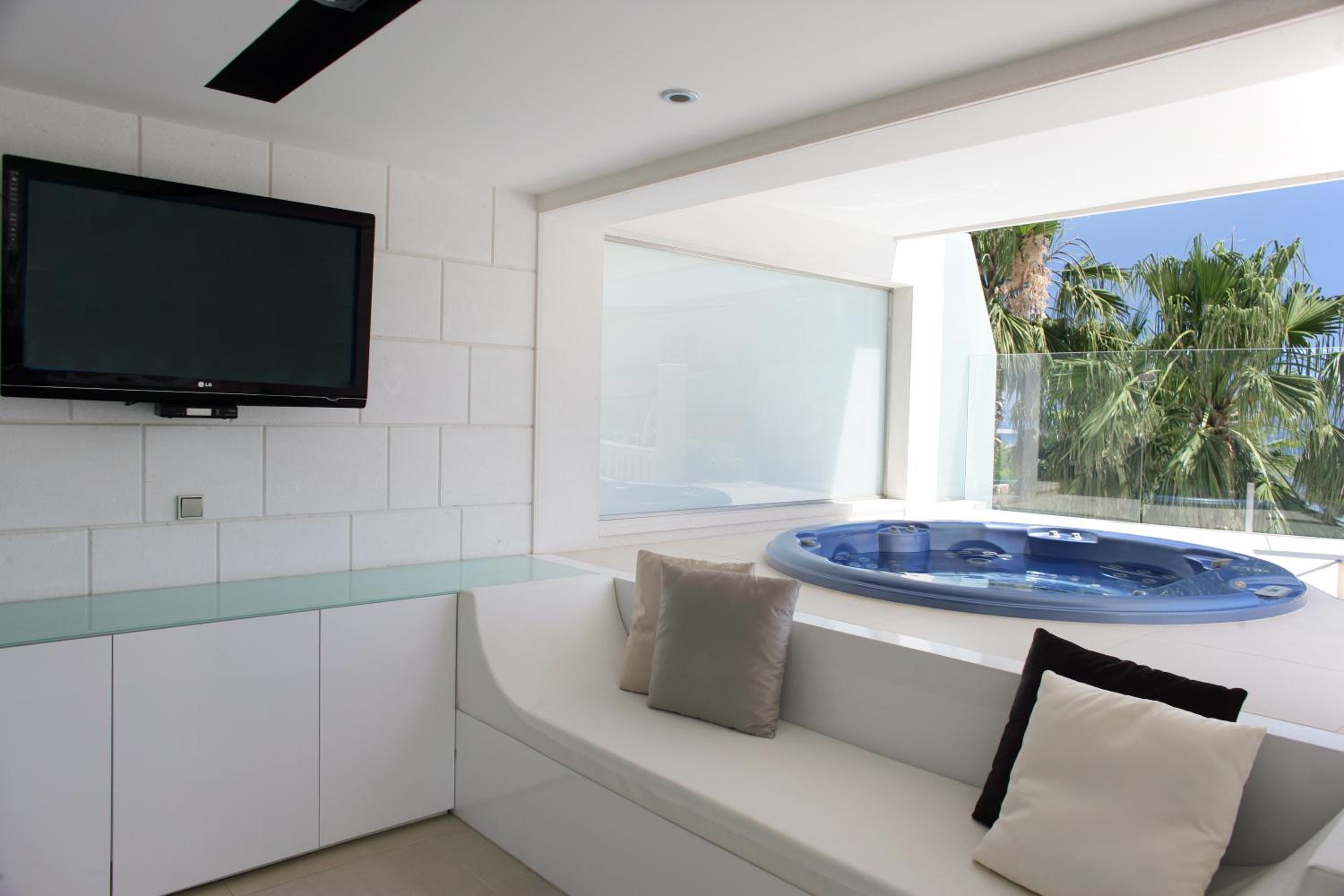 Luxury Spa Suite with Sea View and Indor and Outdoor Whirlpool on the Terrace photo 3