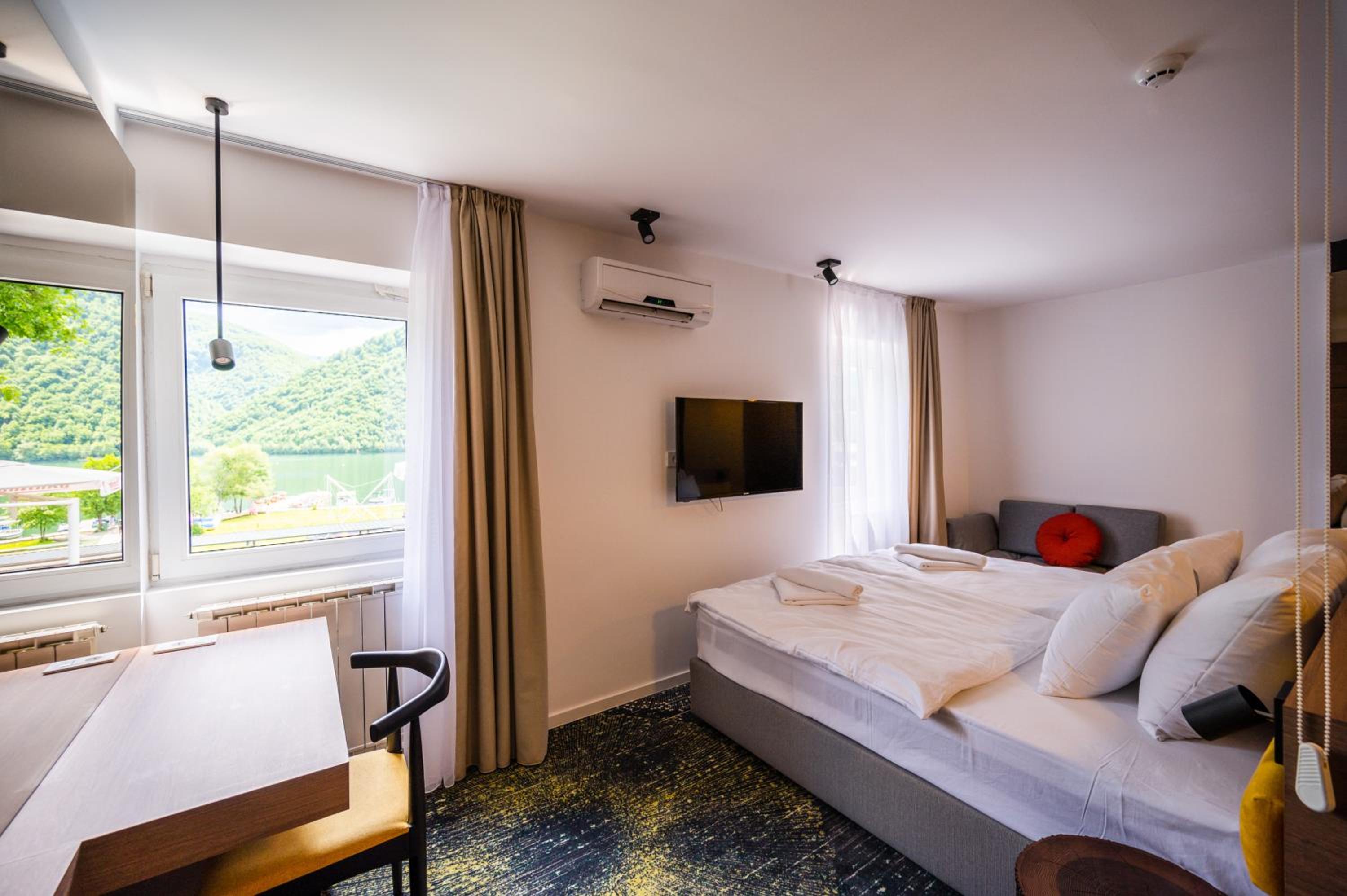 Deluxe Double or Twin Room with Garden View - Photo 8