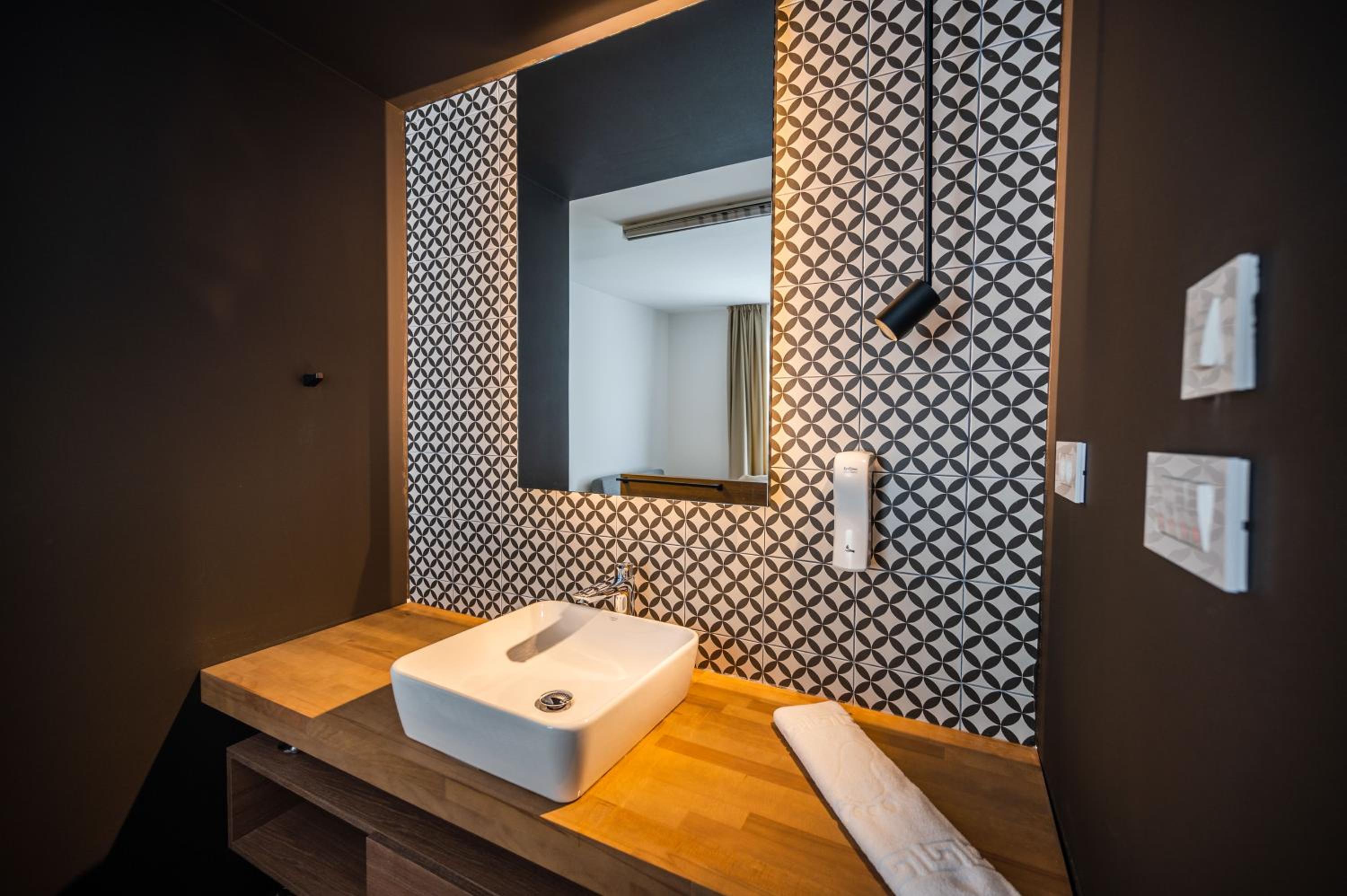 Deluxe Double or Twin Room with Garden View - Photo 9
