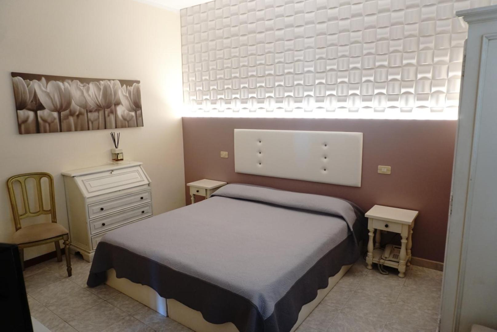 Standard Double Room - Photo 3
