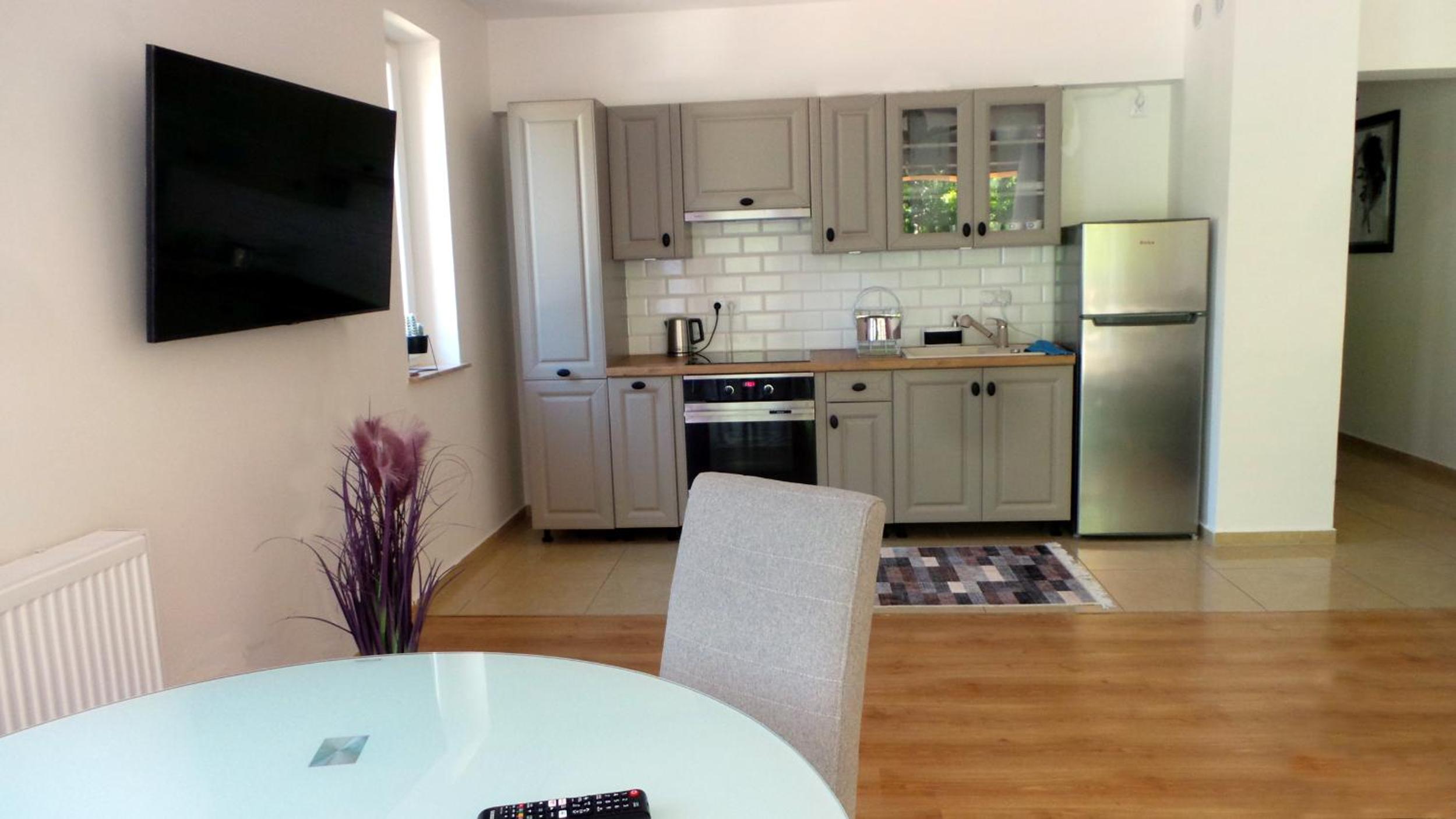 Apartment with Balcony - Photo 5