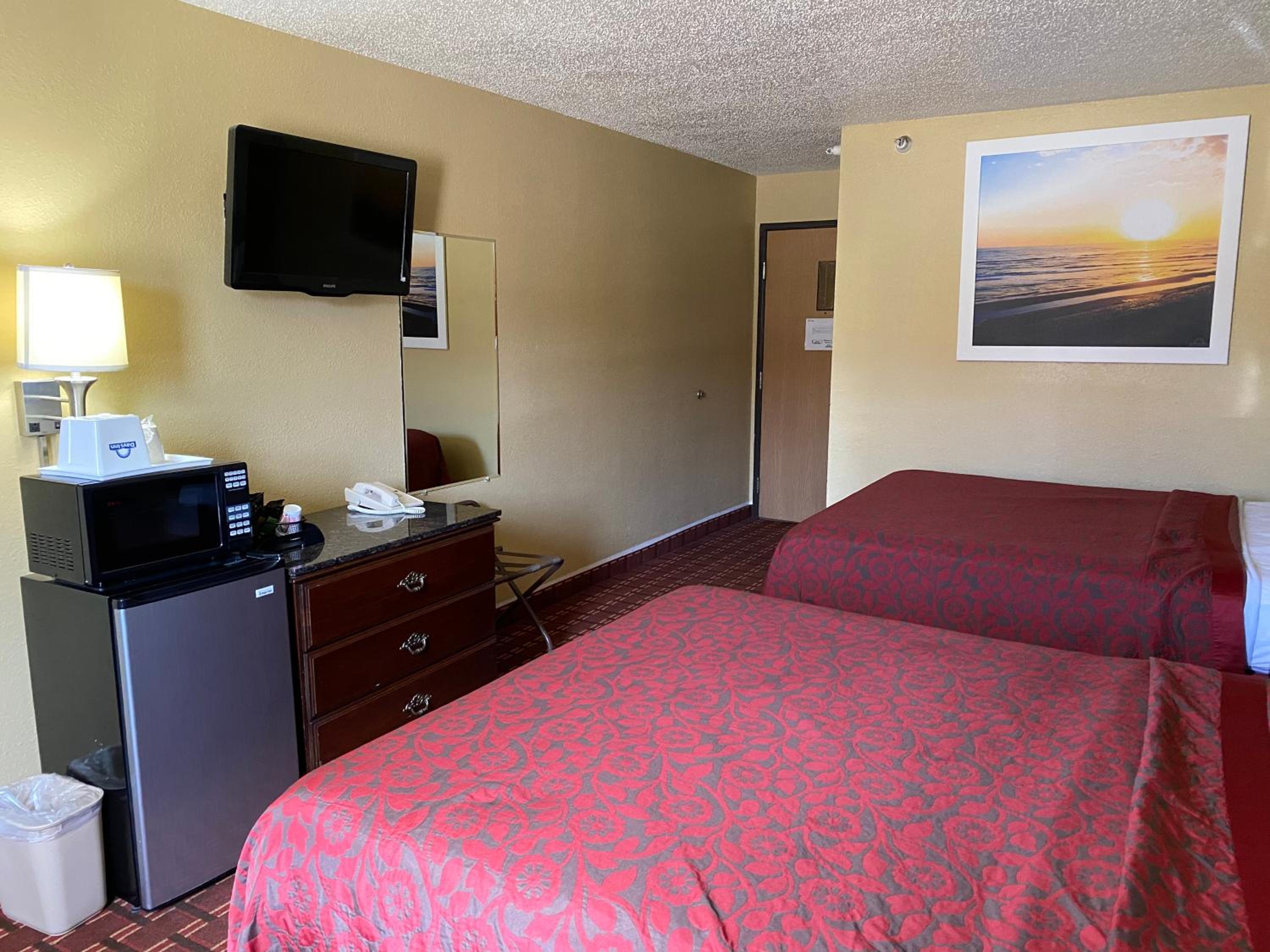 Queen Room with Two Queen Beds - Non-Smoking - Photo 1