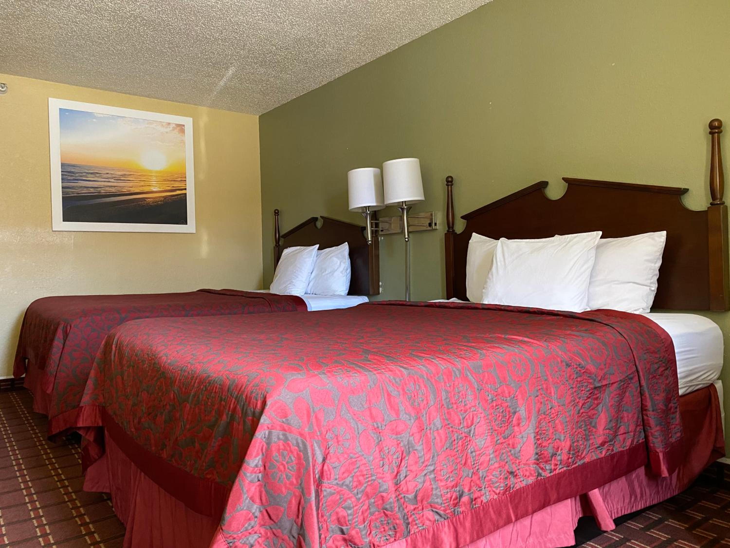 Queen Room with Two Queen Beds - Non-Smoking - Photo 3