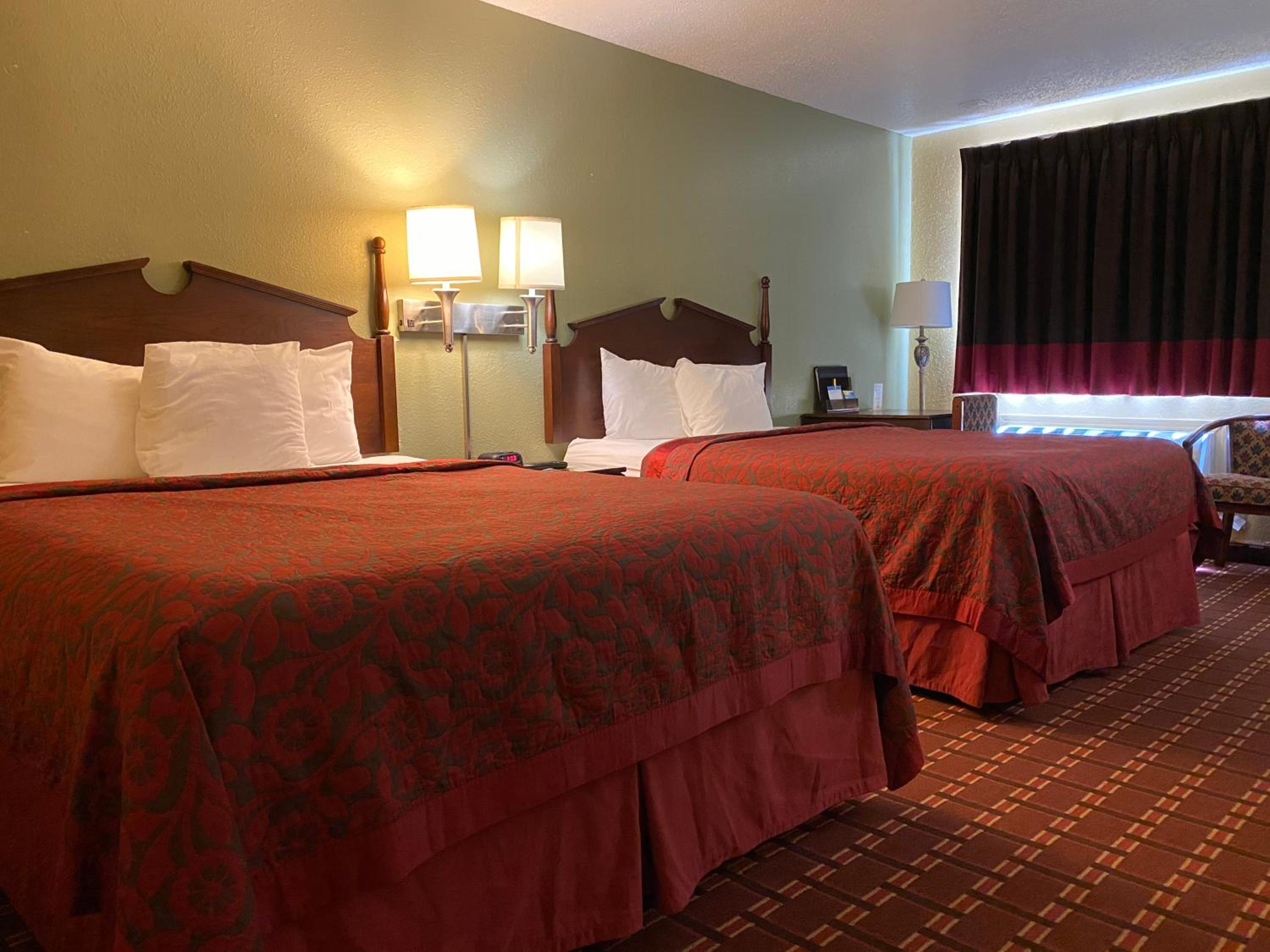 Queen Room with Two Queen Beds - Non-Smoking - Photo 4