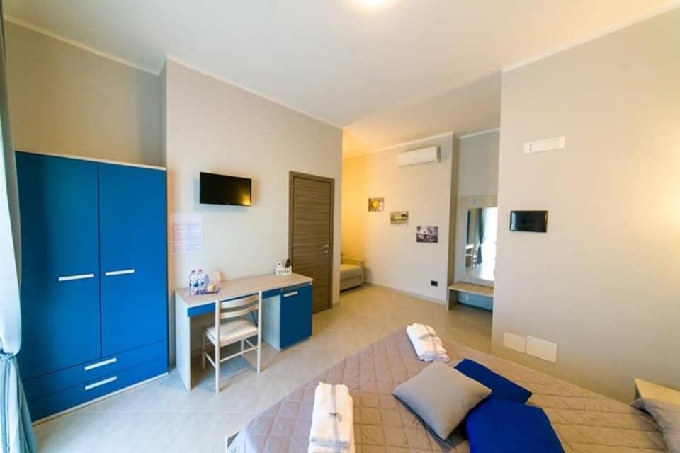 Triple Room with Private Bathroom - Photo 8