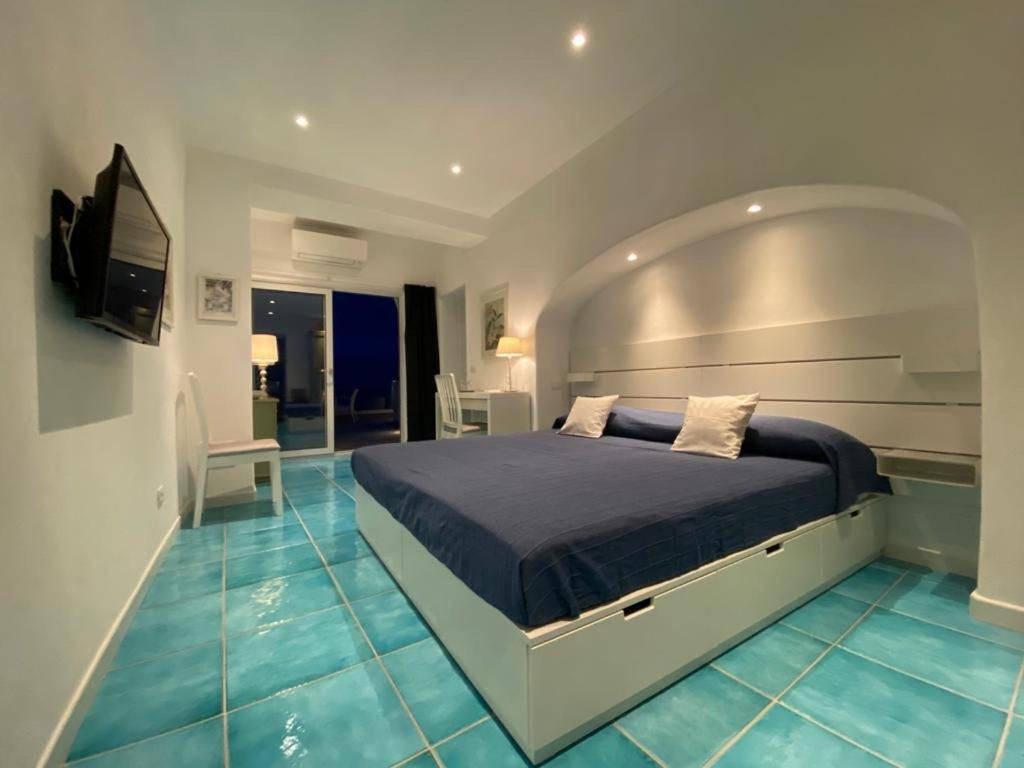 Junior Suite with Terrace and Sea View - Photo 2