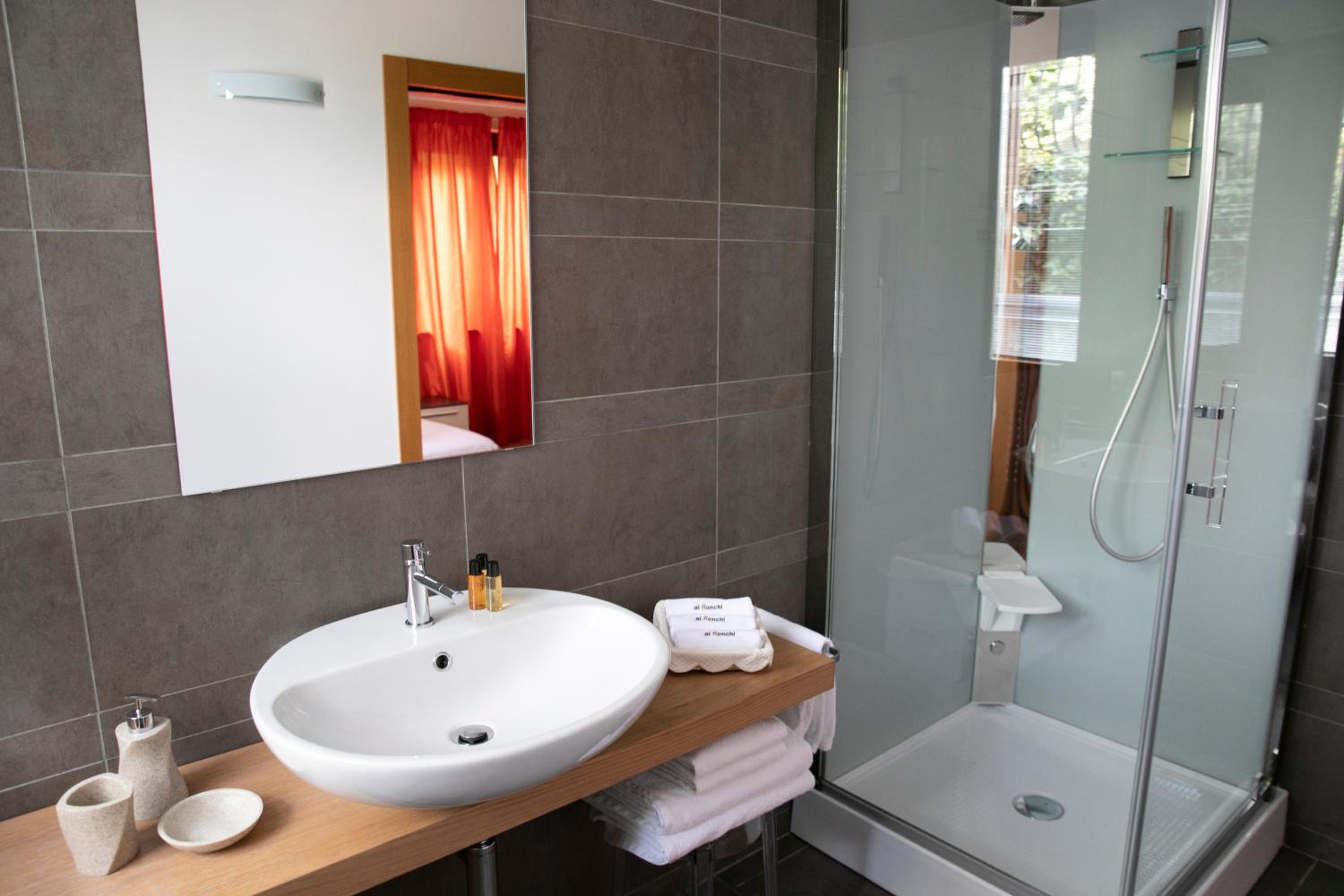 Deluxe Double Room (2 Adults + 1 Child) photo 2