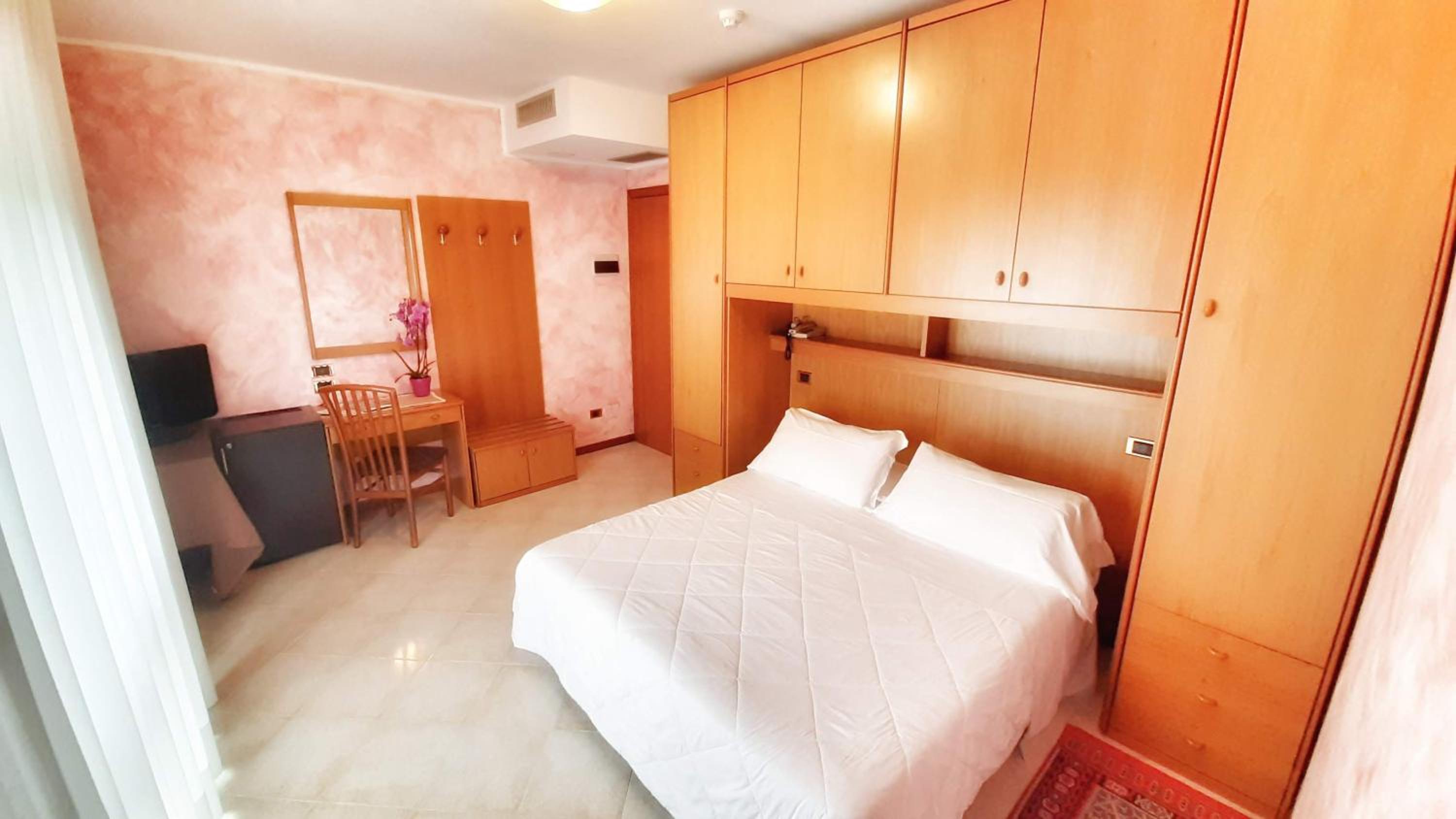 Standard Double or Twin Room - Photo 1