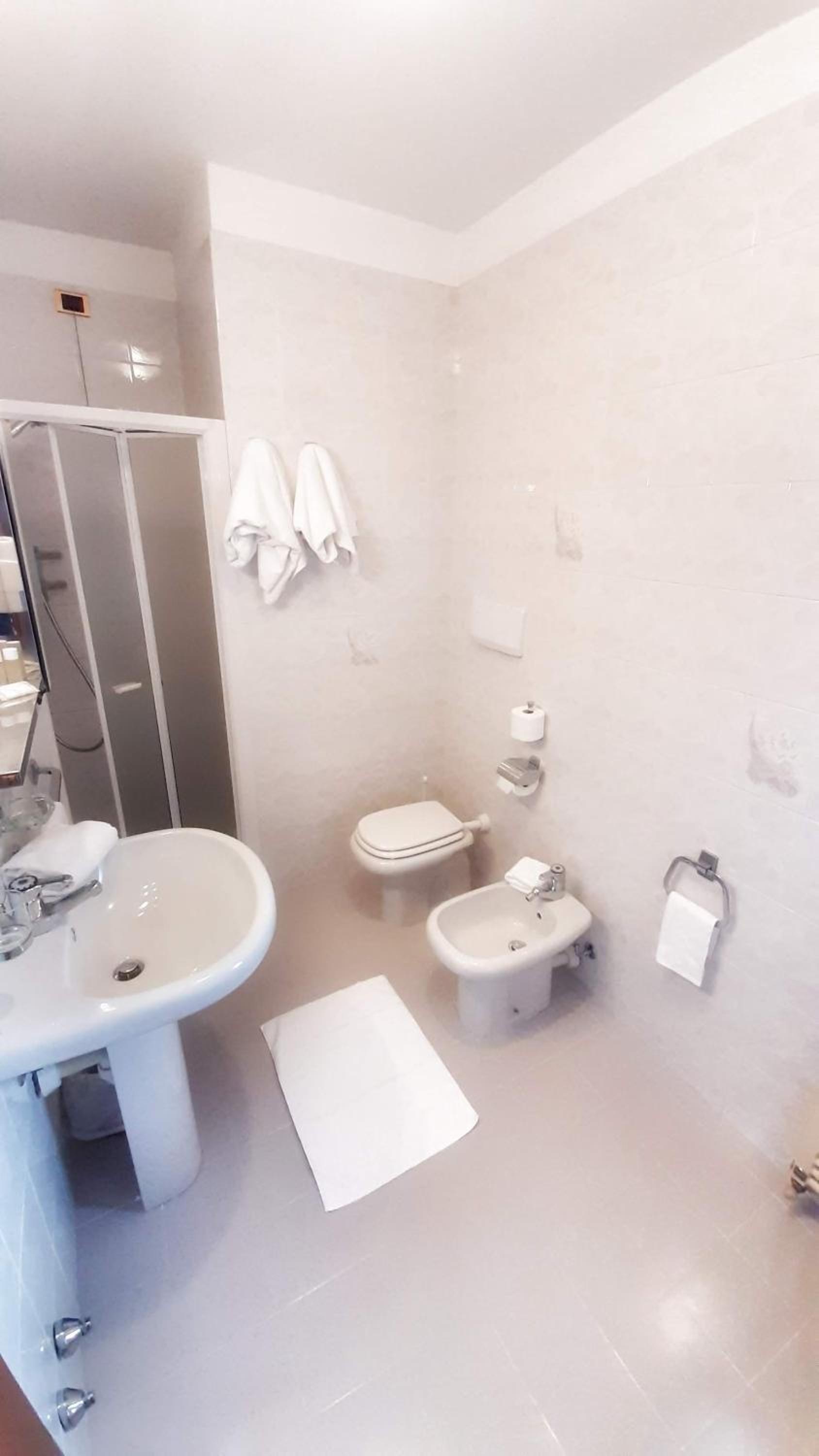 Standard Double or Twin Room - Photo 4