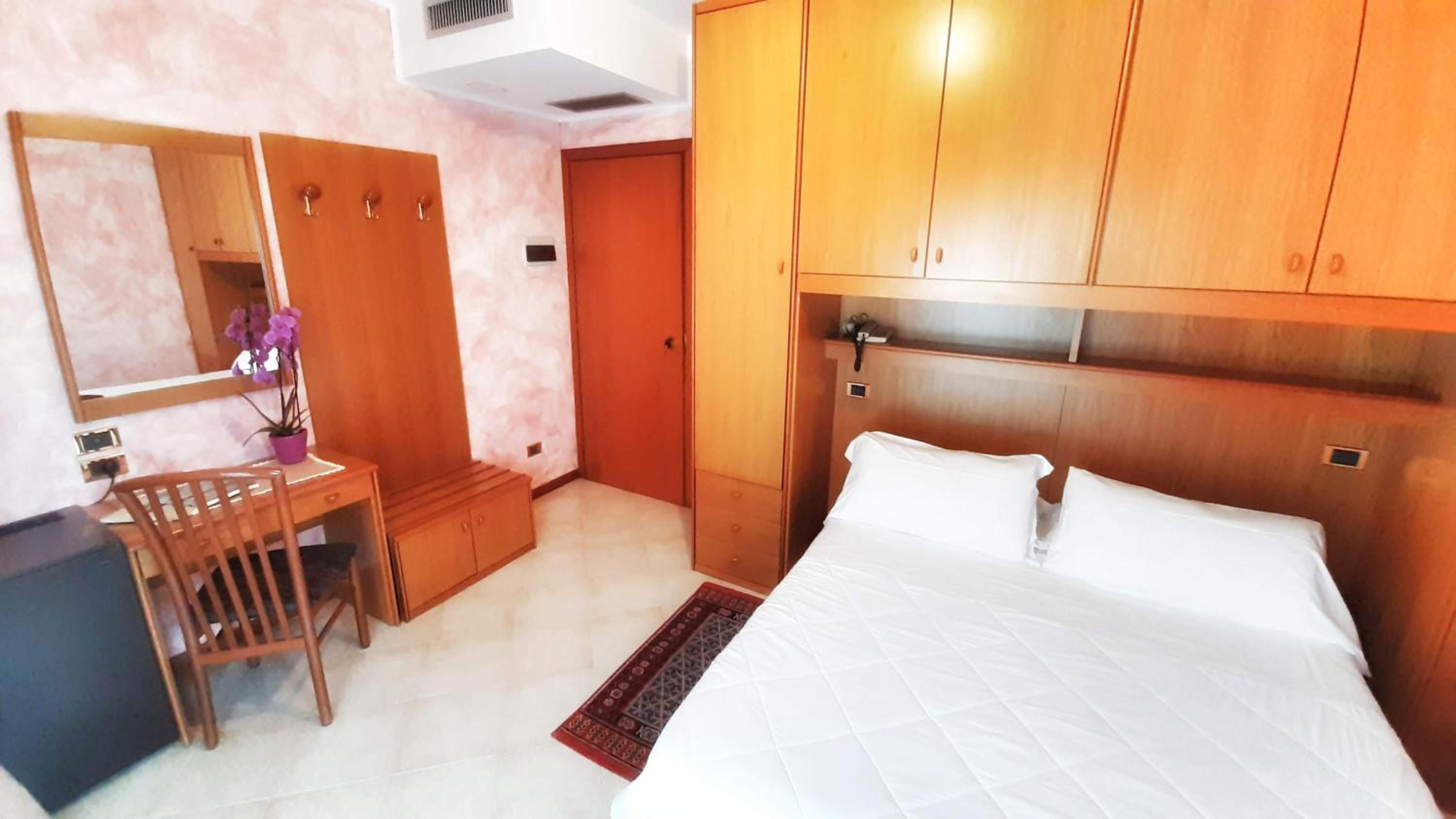 Standard Double or Twin Room - Photo 2