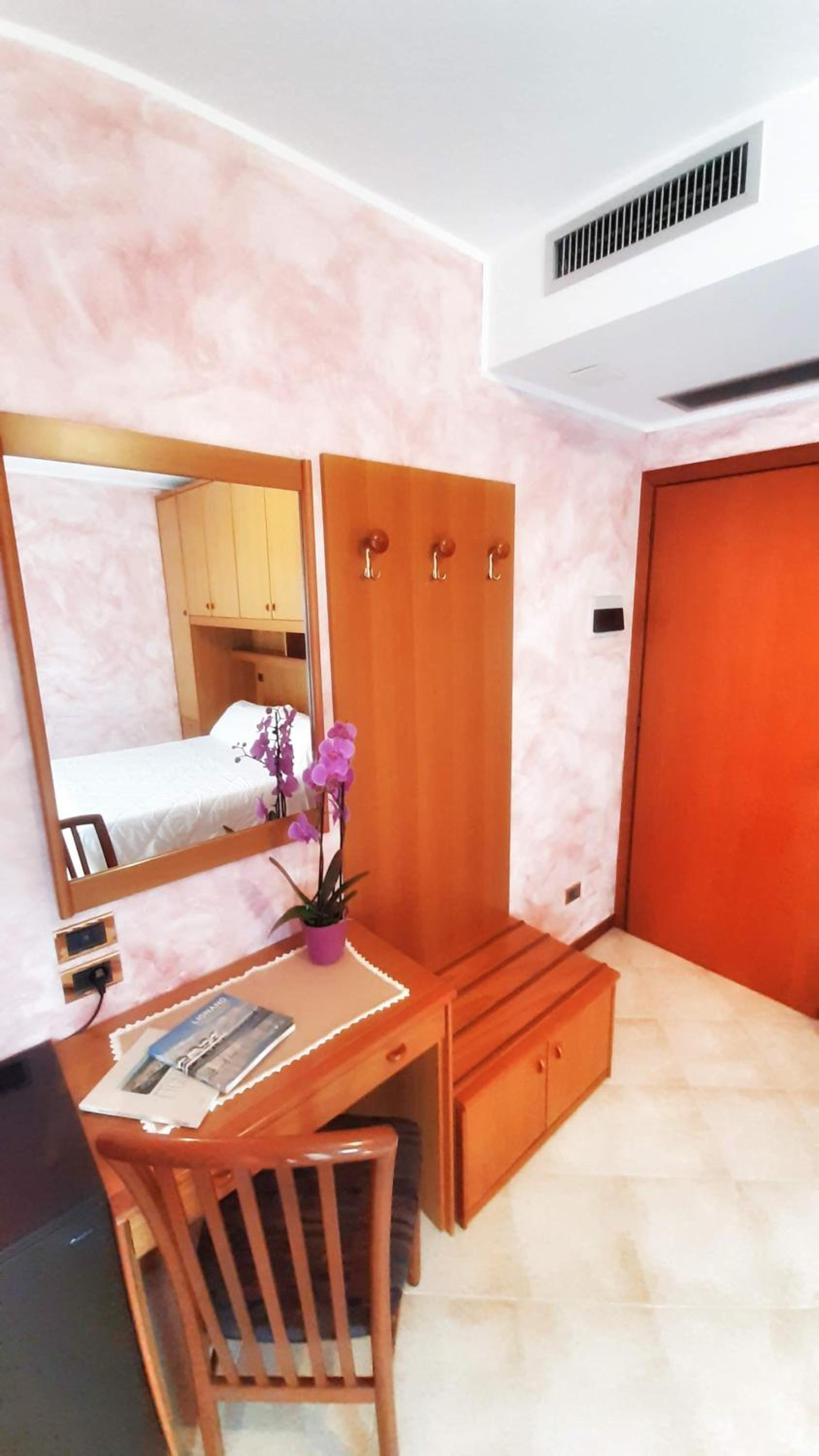 Standard Double or Twin Room - Photo 3