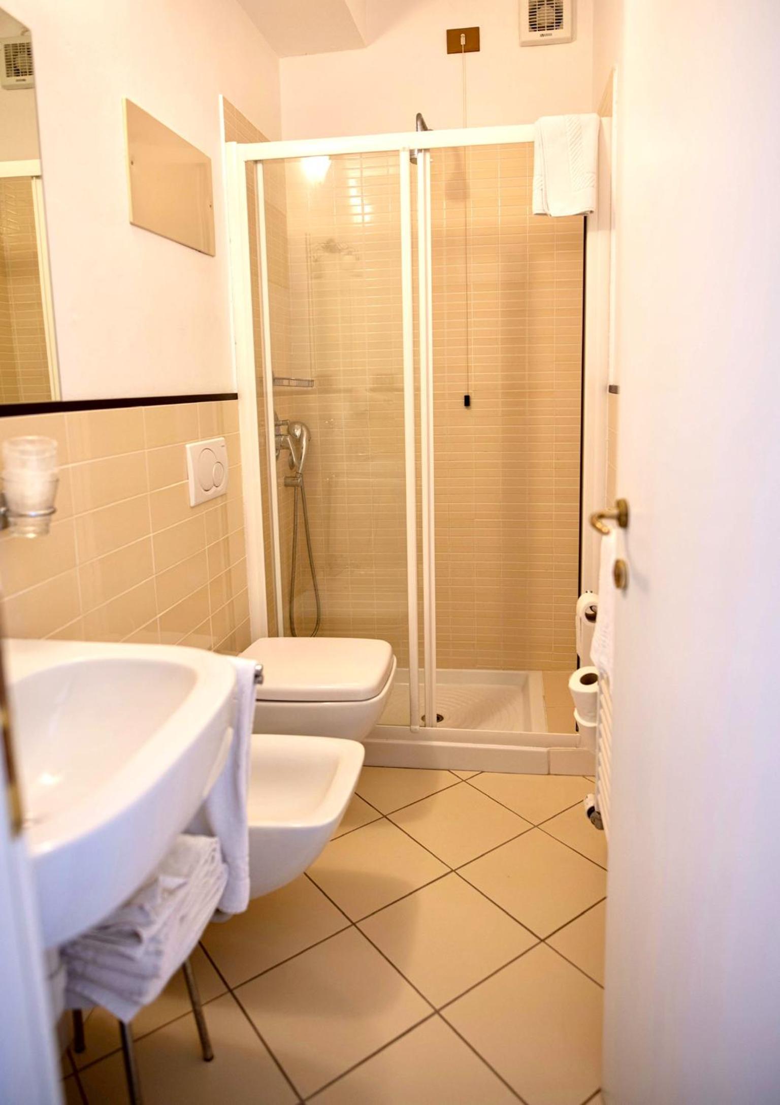 Quadruple Room - Photo 8