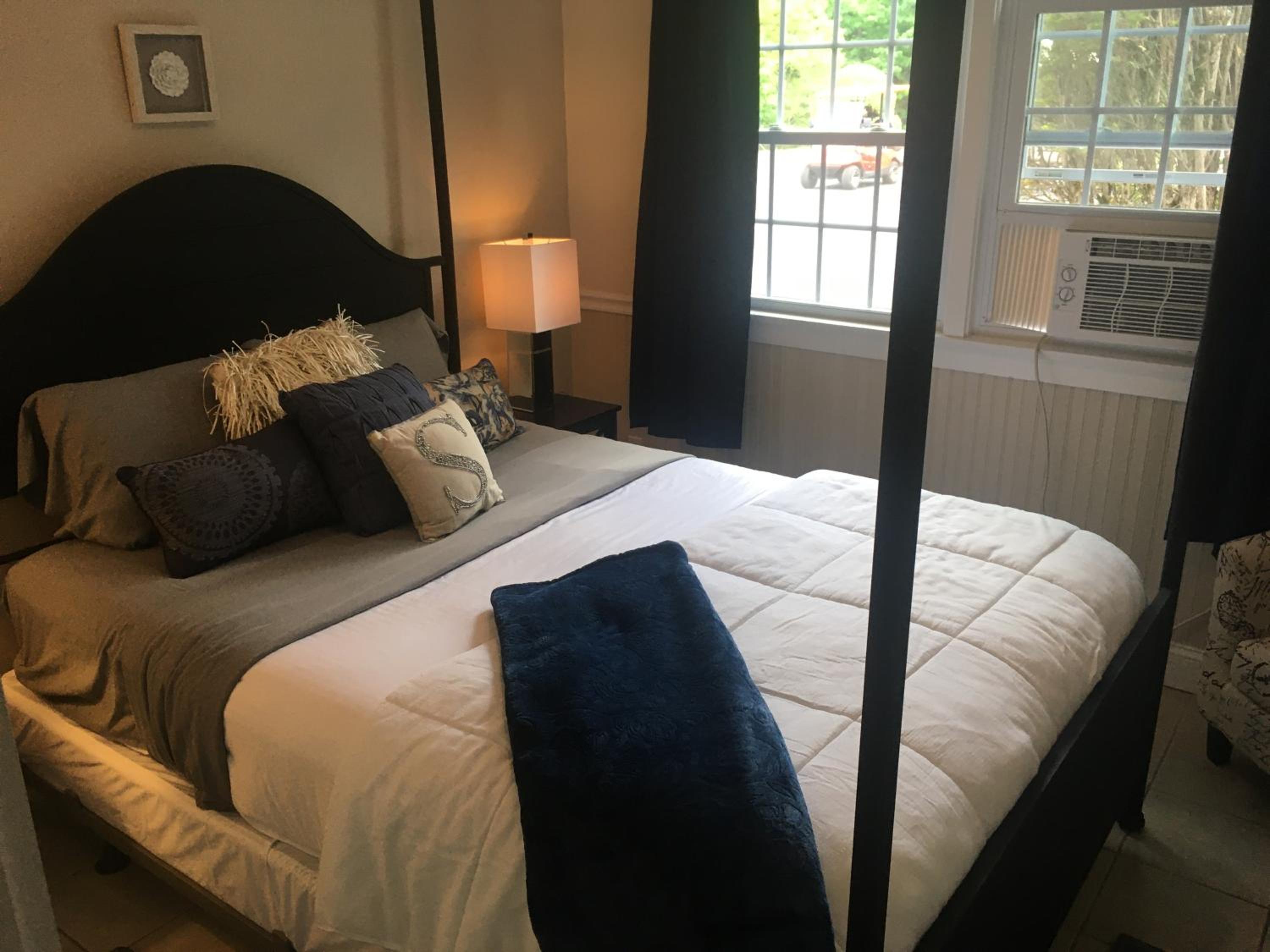 Deluxe Queen Suite photo 3