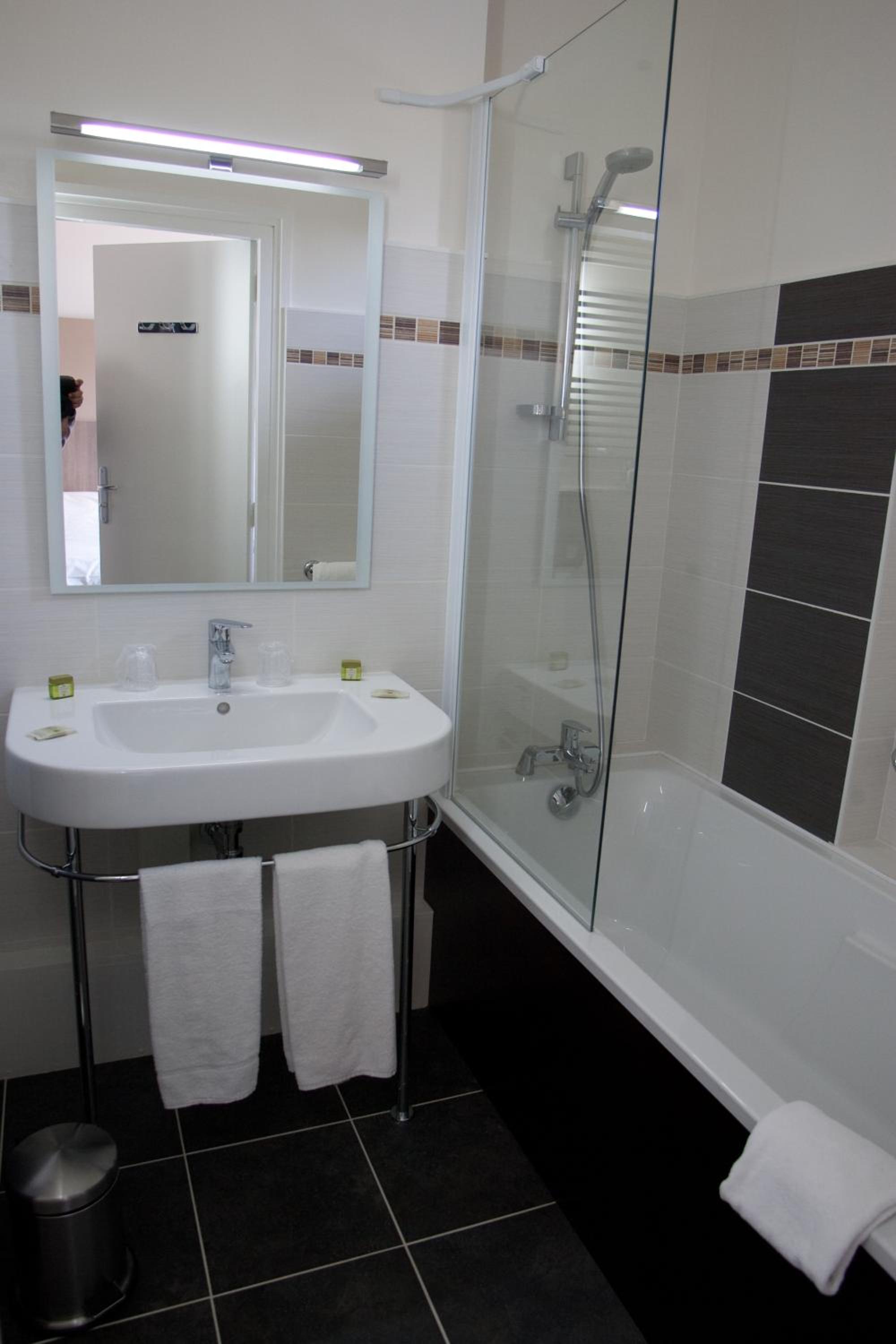 Double Room with River View - Photo 4