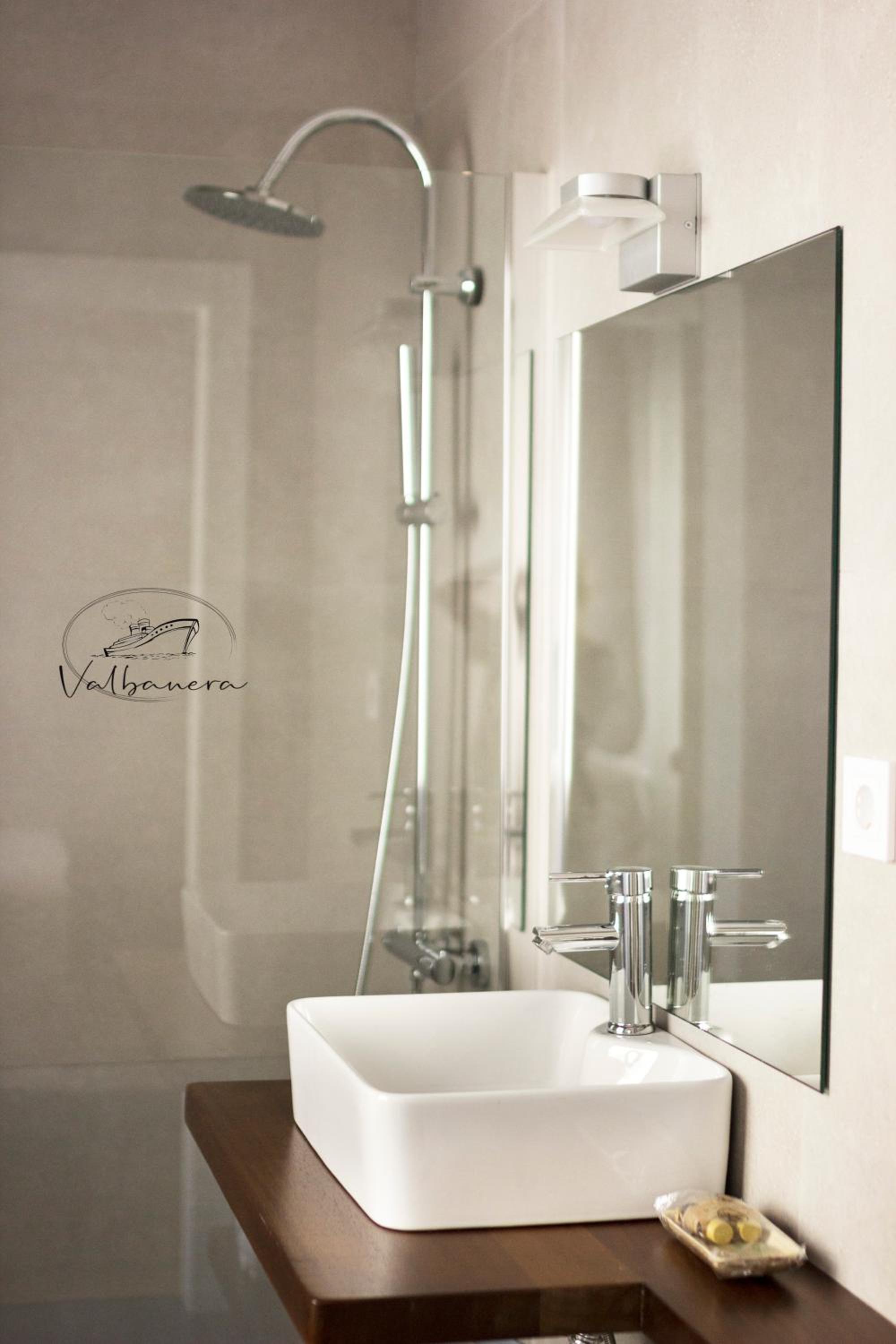 Twin Room with Shower - Photo 4