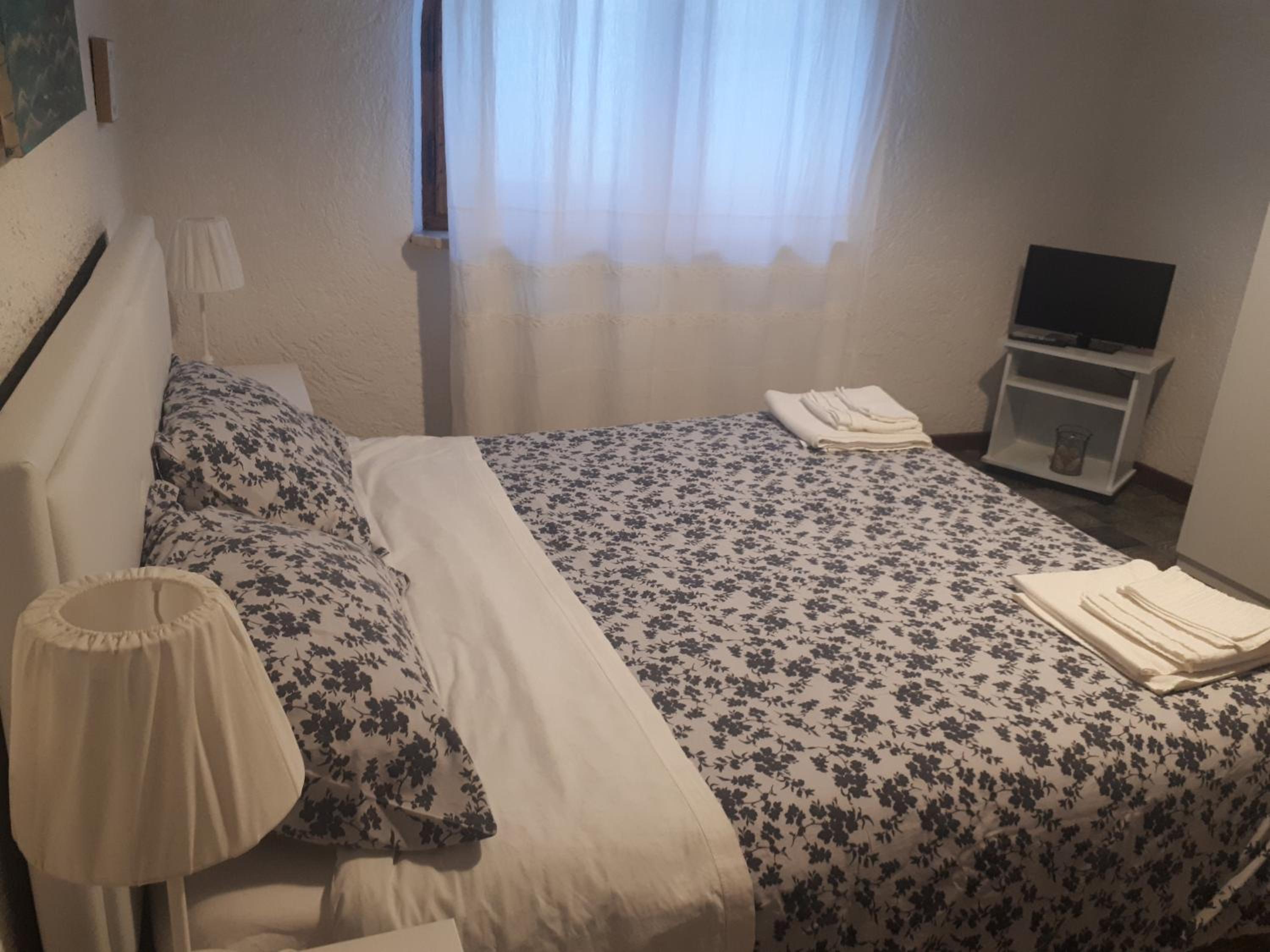 Double Room with Private External Bathroom - Photo 10