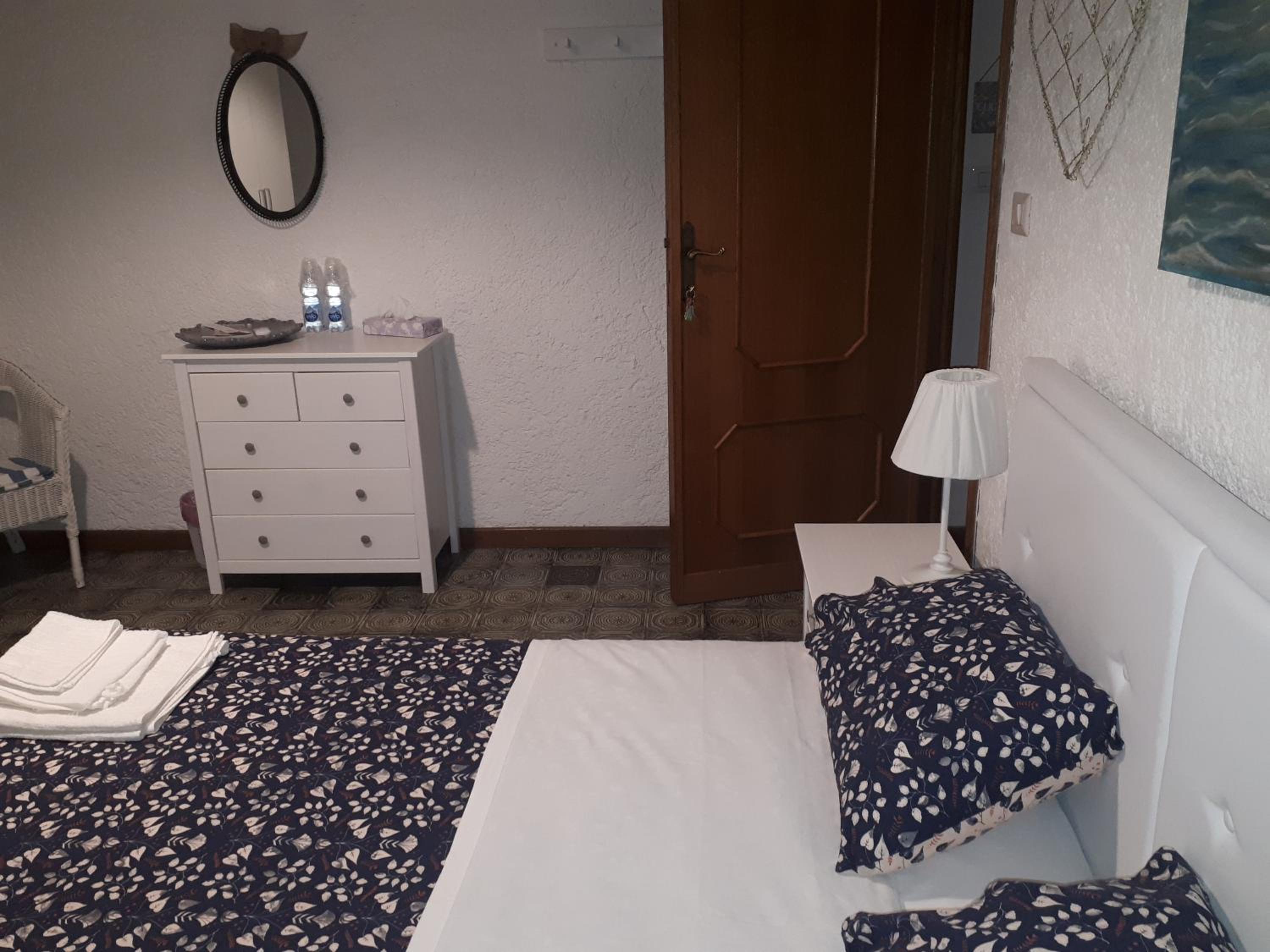Double Room with Private External Bathroom - Photo 18