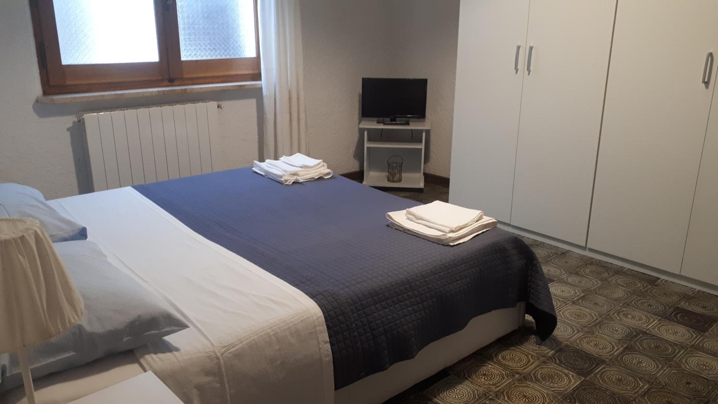 Double Room with Private External Bathroom - Photo 19