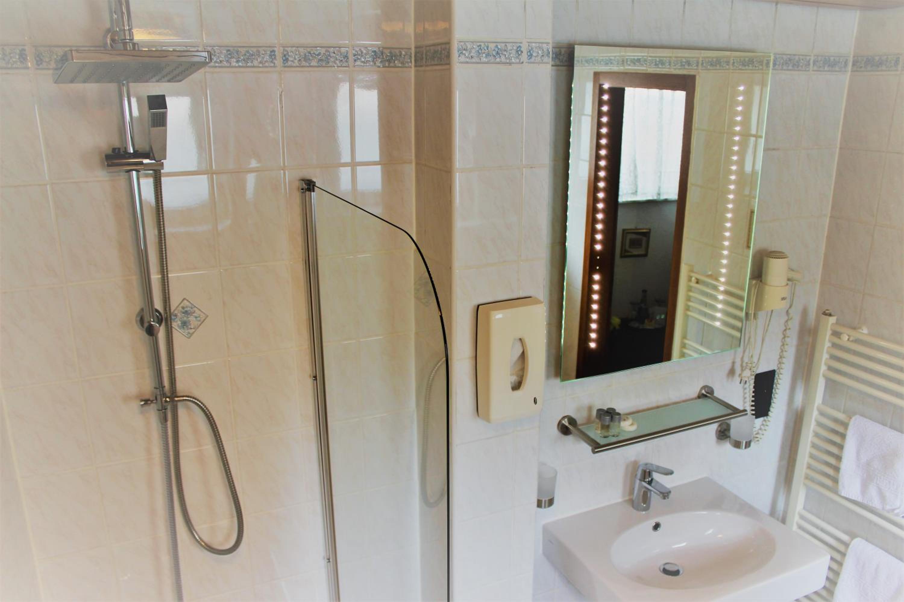 Double or Twin Room with Shower - Photo 3