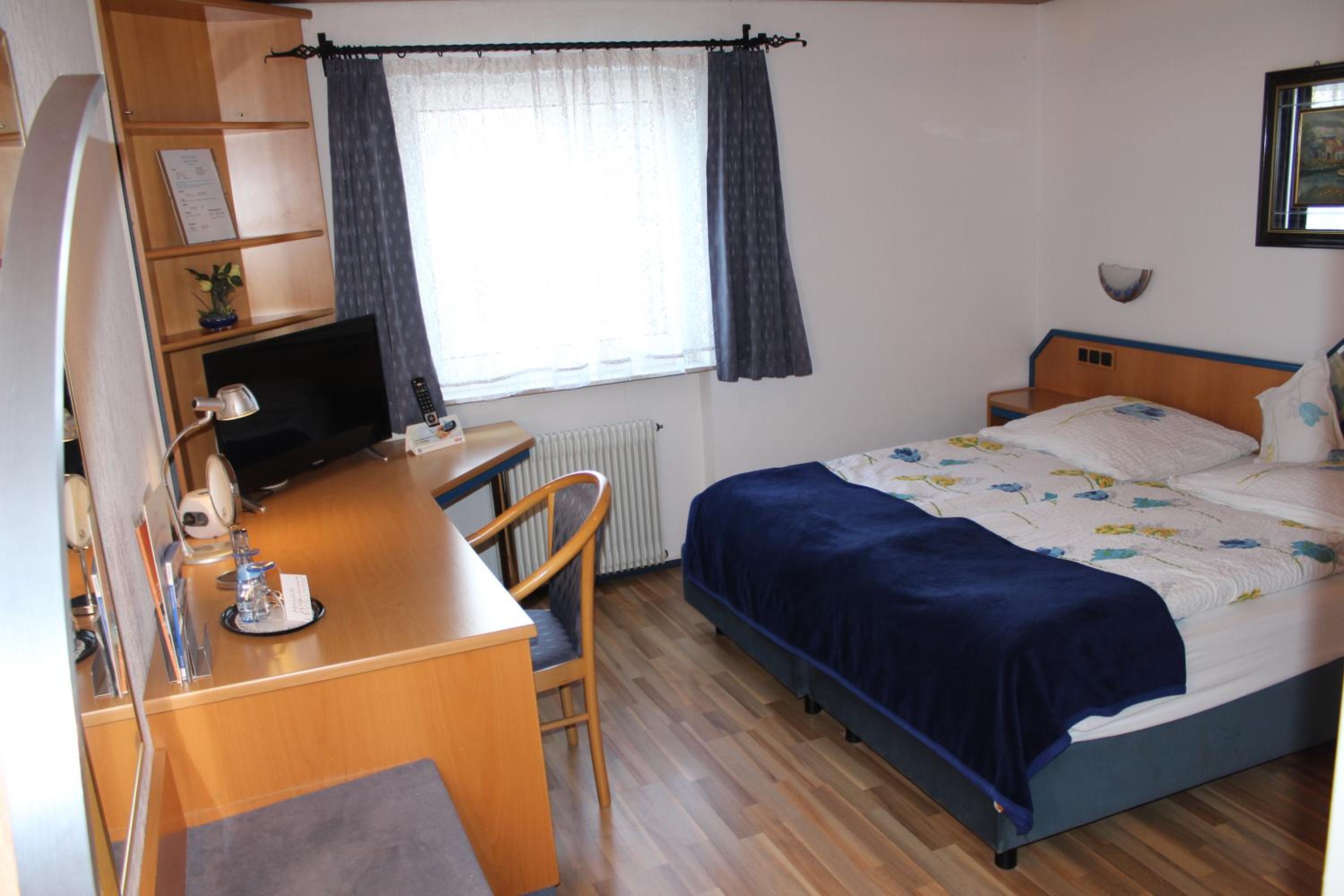 Double or Twin Room with Shower - Photo 2