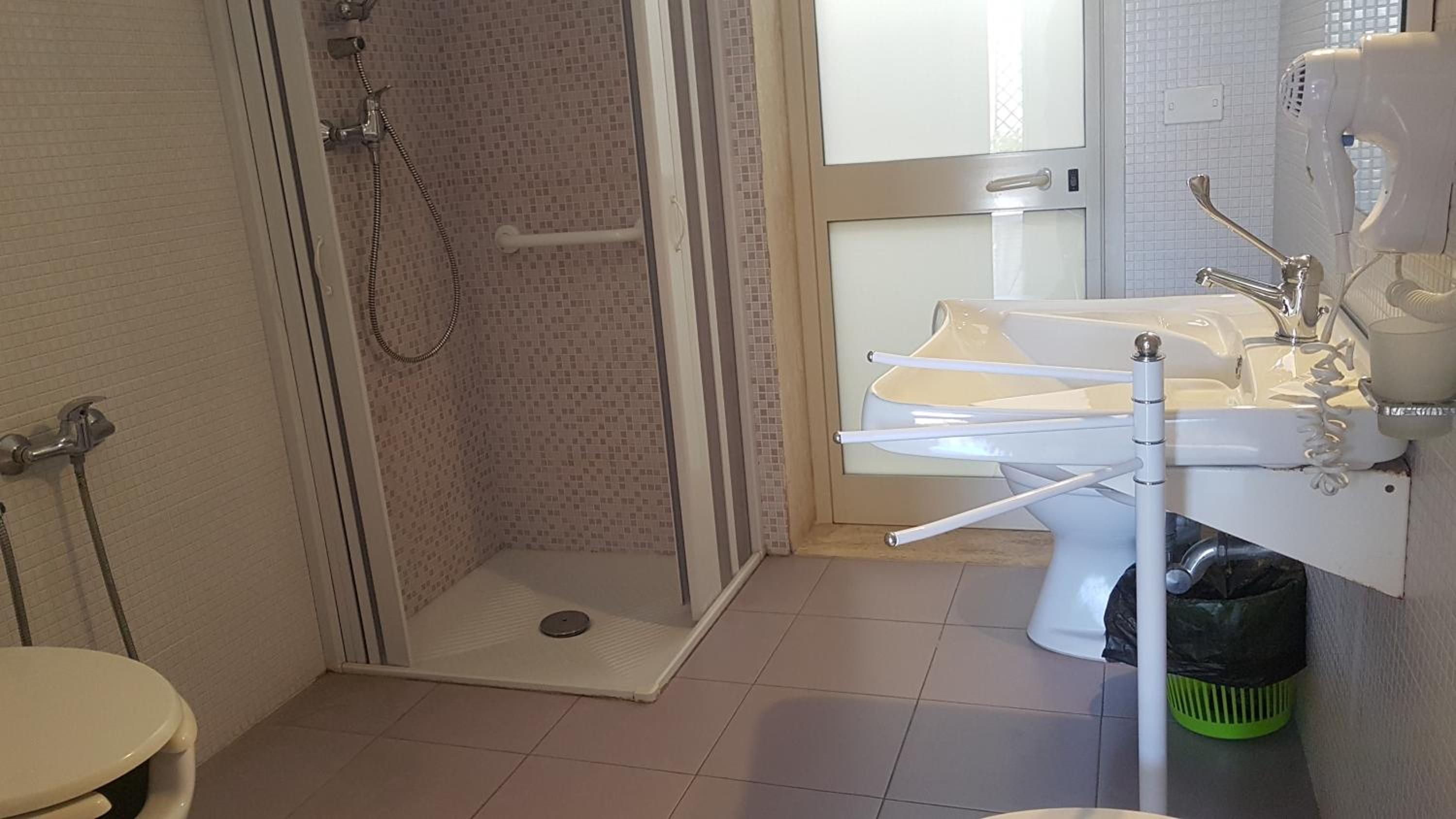 Double Room - Disability Access photo 3