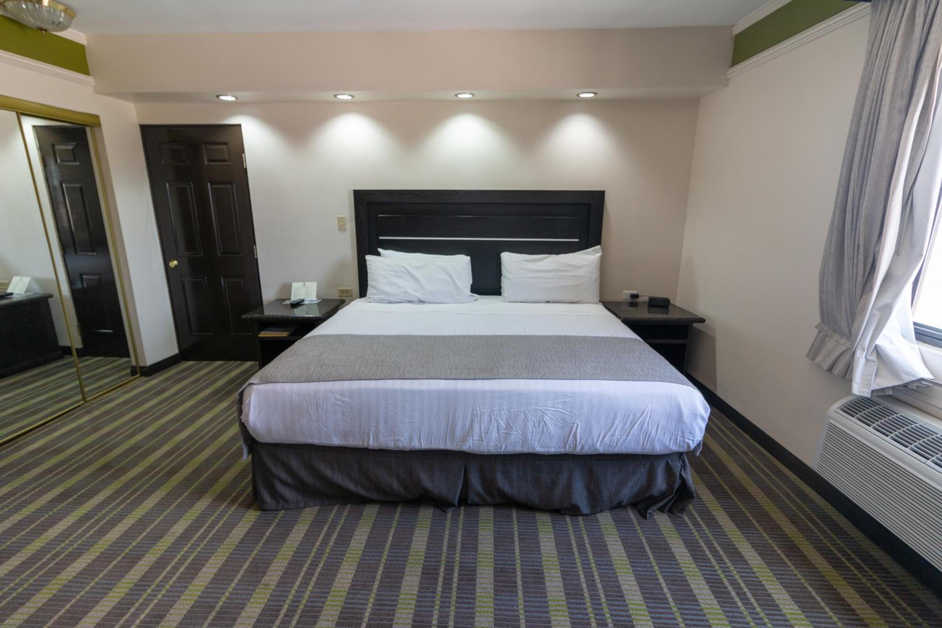King Room - Non-Smoking photo 3