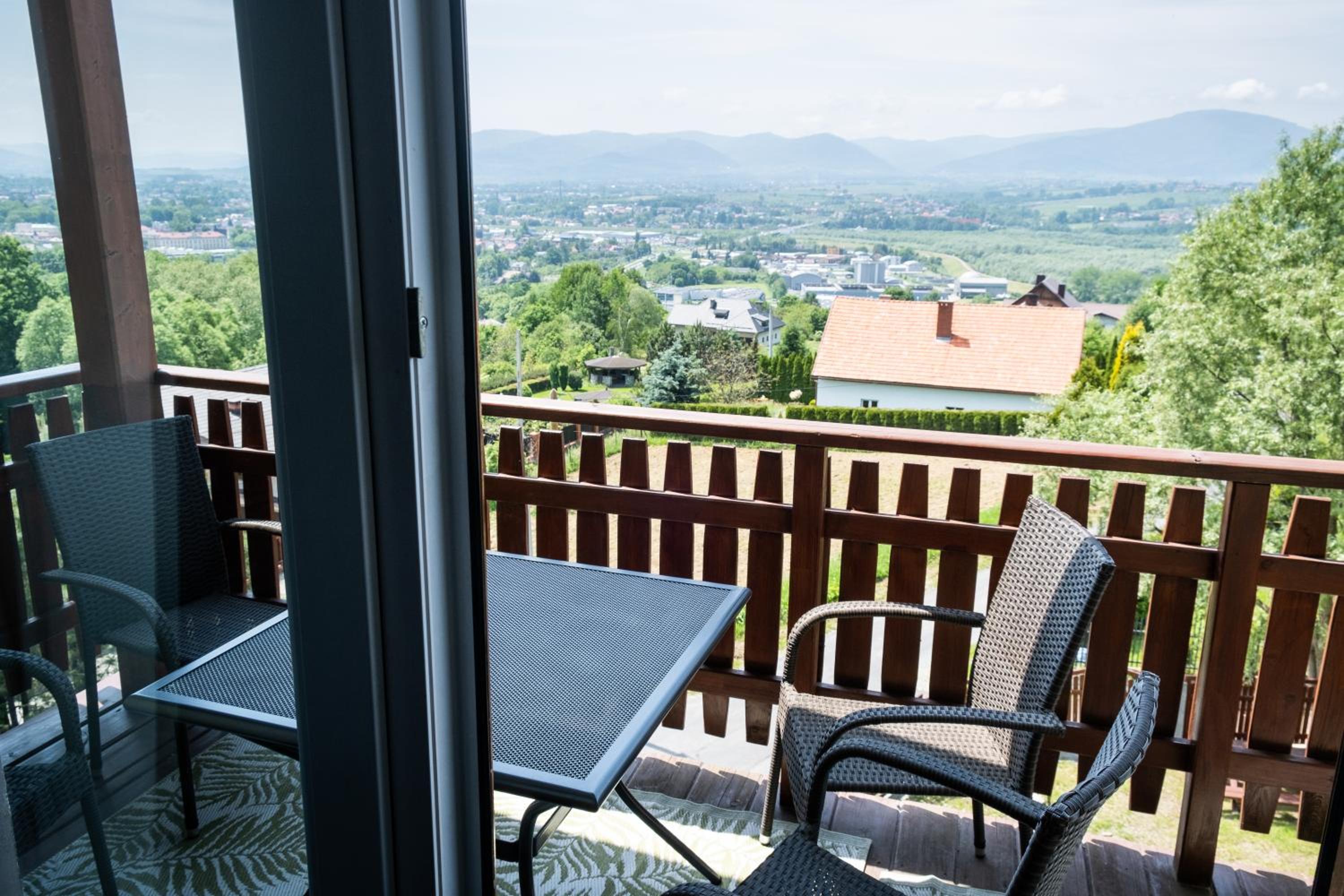 Apartment with Mountain View photo 3