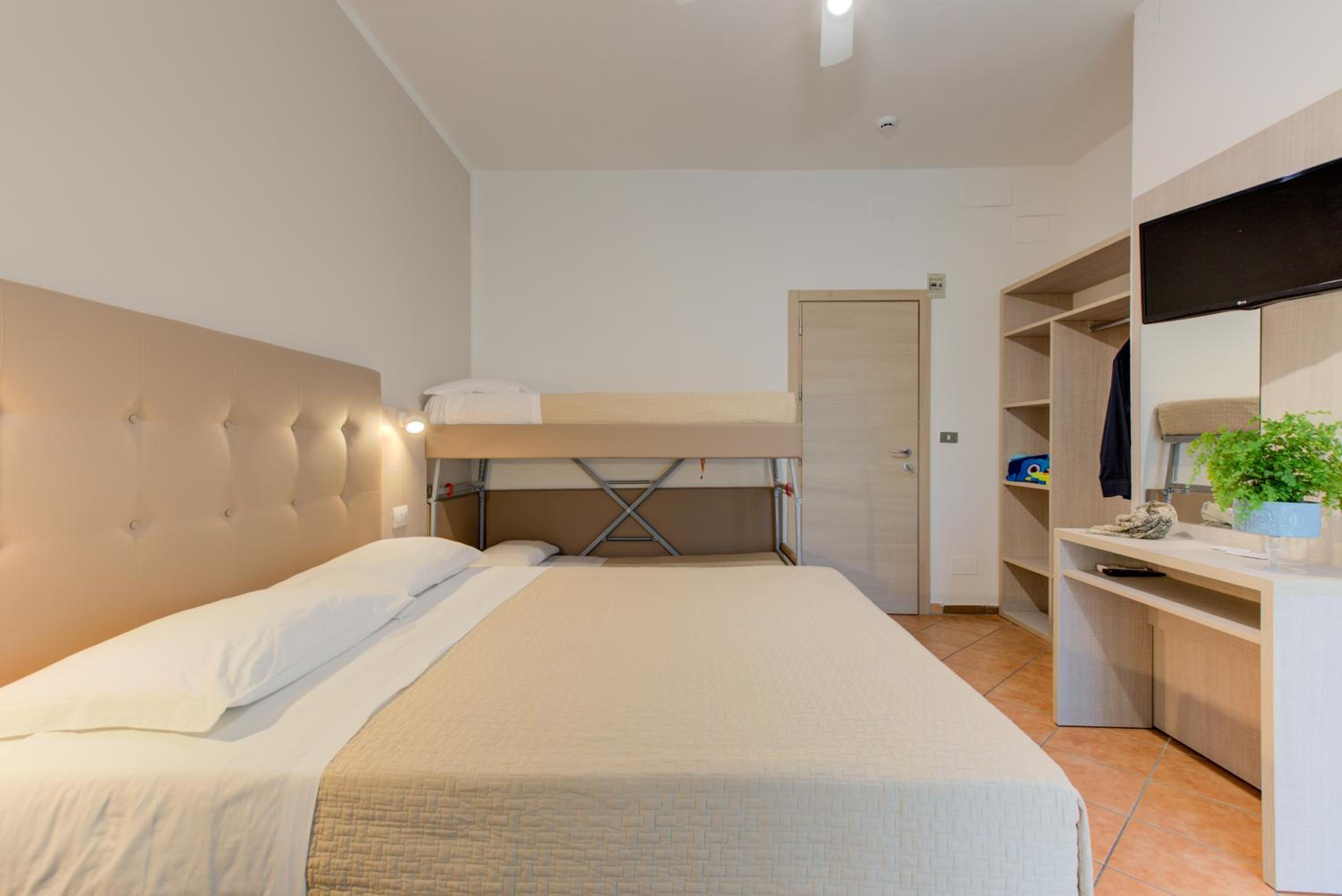 Quadruple Room With Shower Cabin photo 1