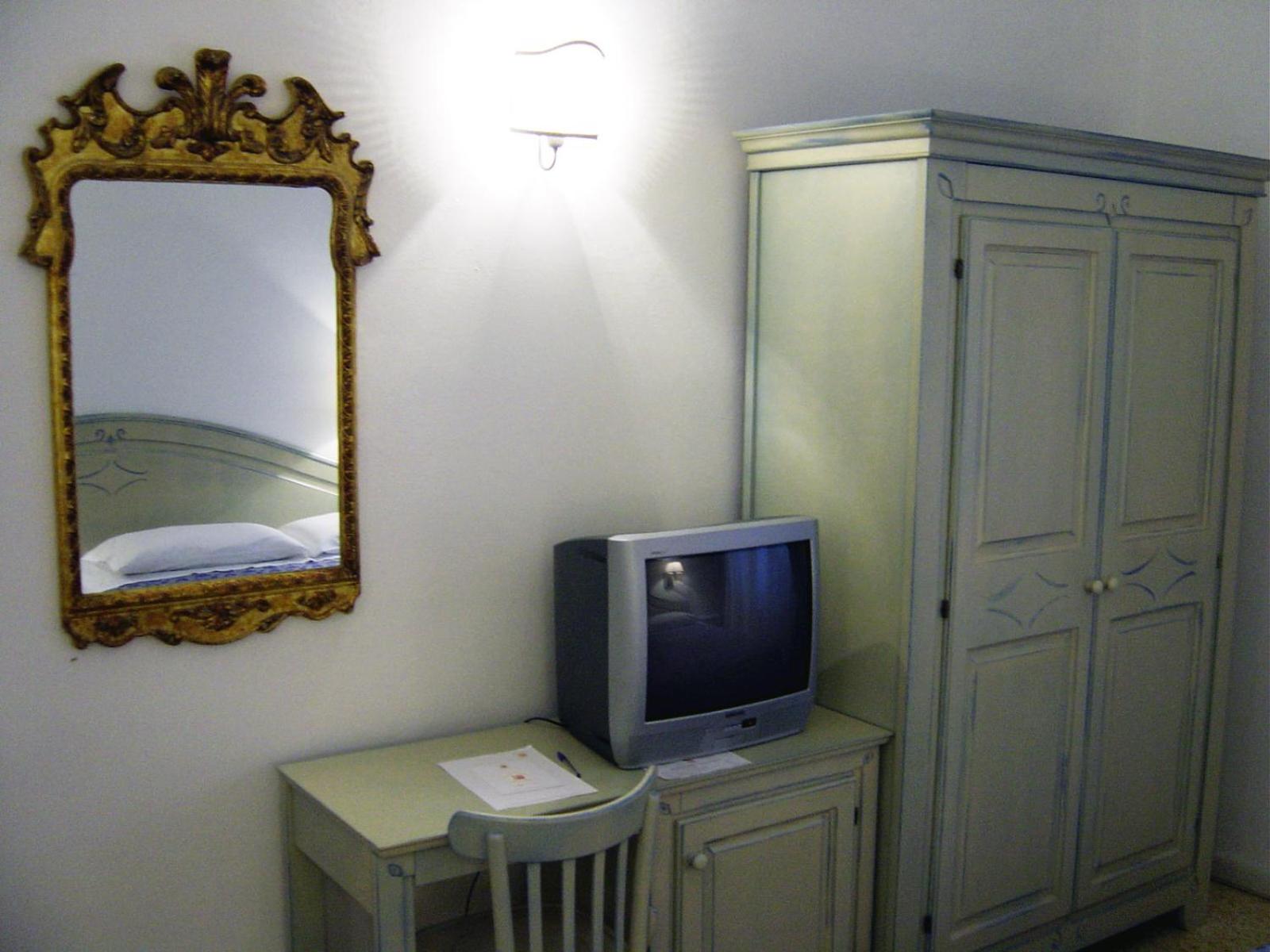 Double or Twin Room - Photo 3