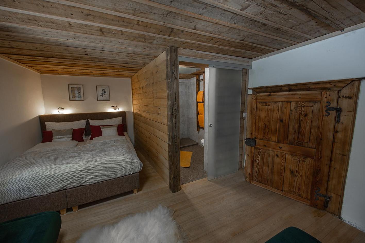 Five-Bedroom House photo 1
