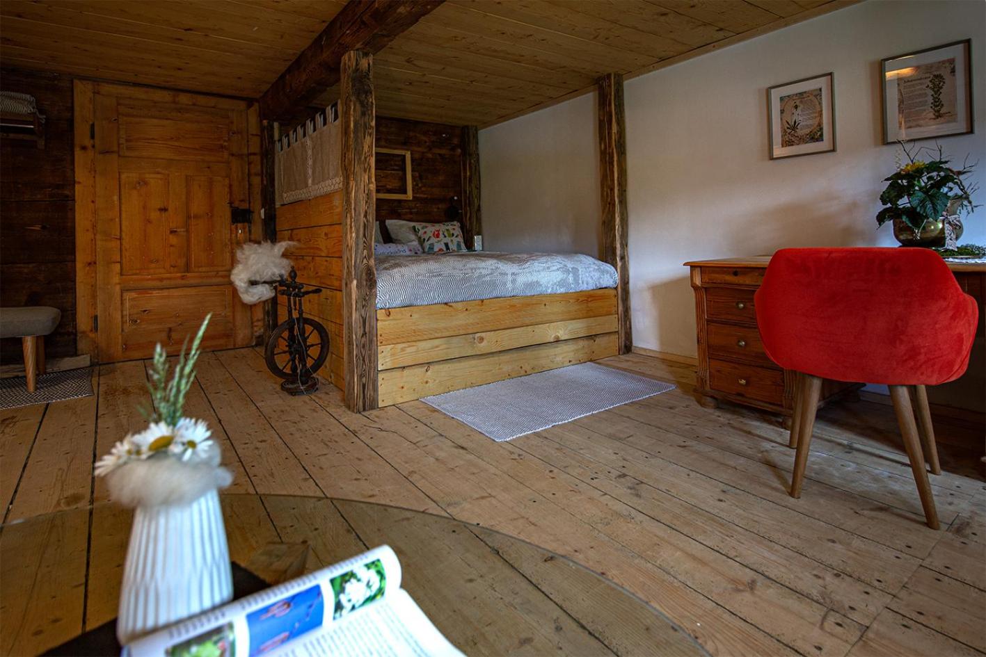 Five-Bedroom House photo 3