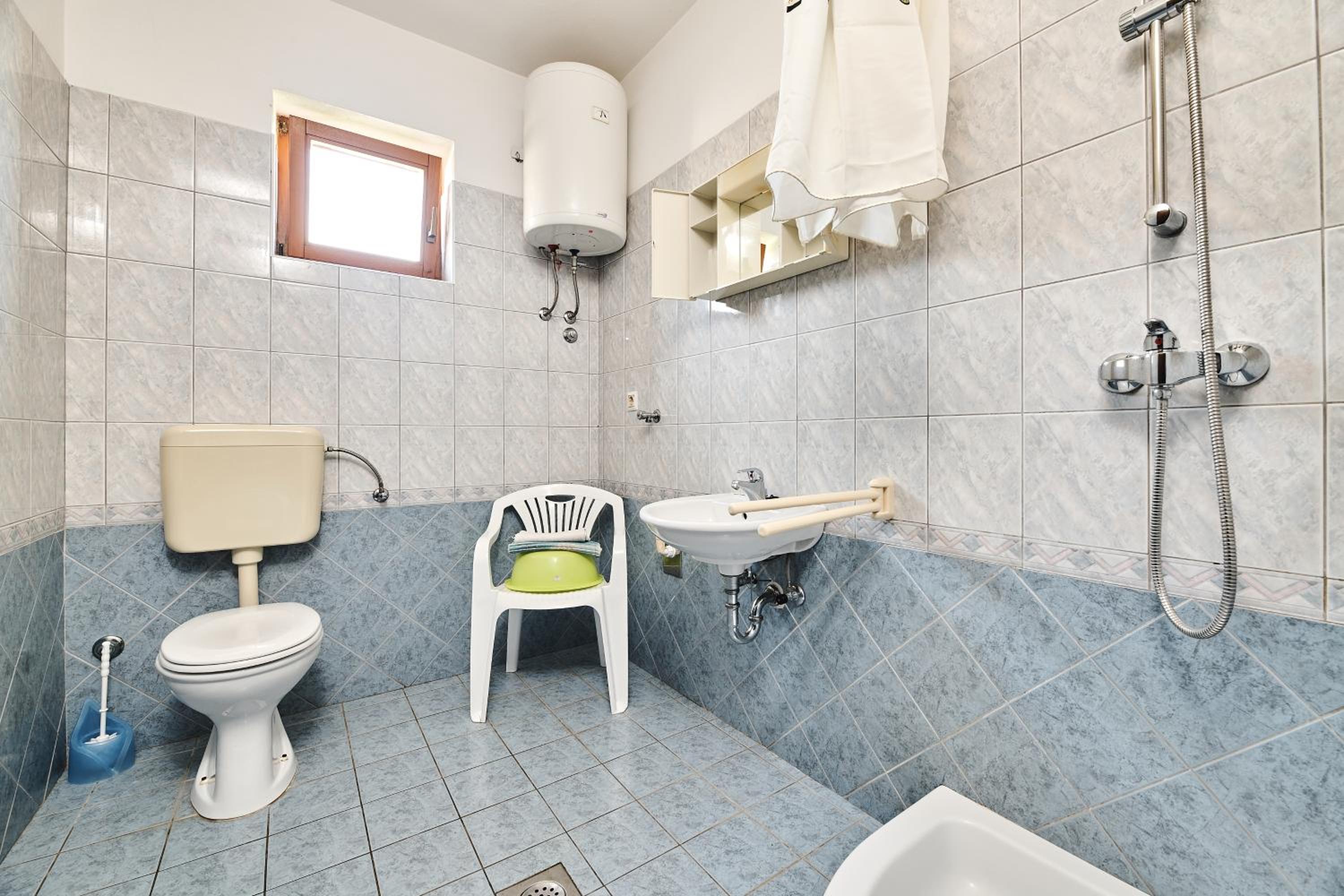 One-Bedroom Apartment - Photo 2