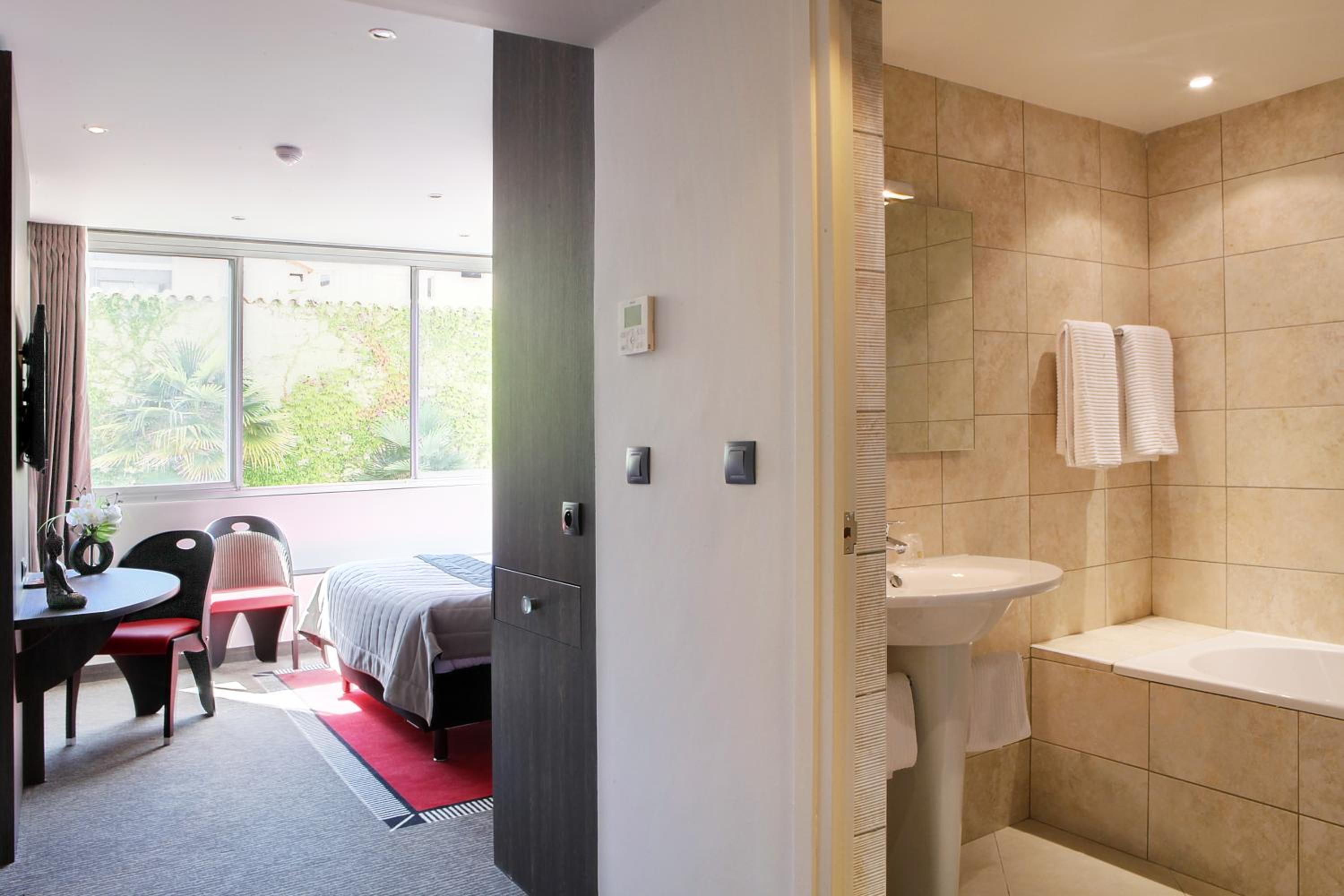 Superior Double Room with Patio View - Photo 4