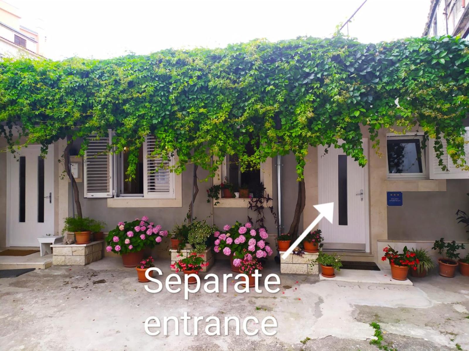Studio Apartment - Photo 49