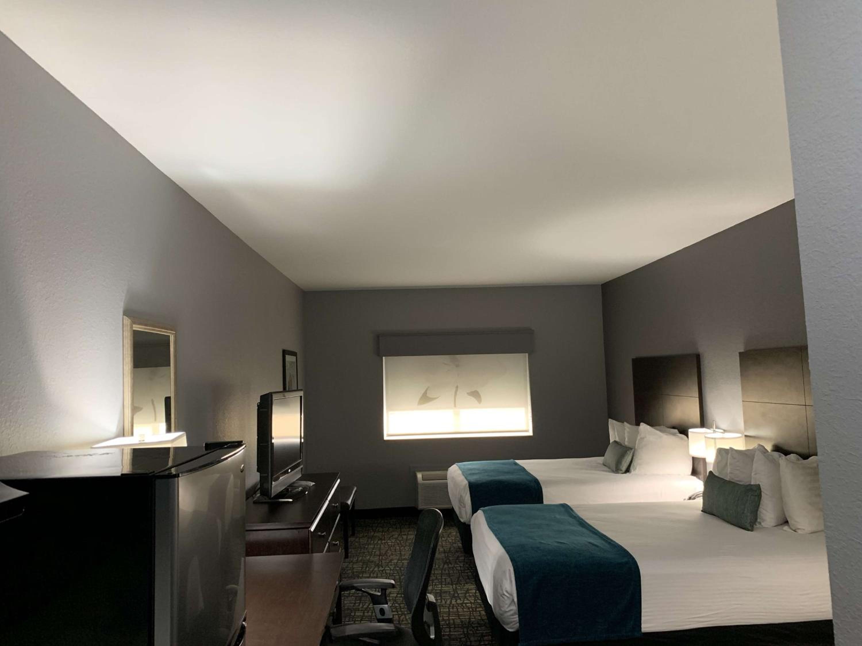 Queen Suite with Two Queen Beds and Kitchenette - Non-Smoking - Photo 1