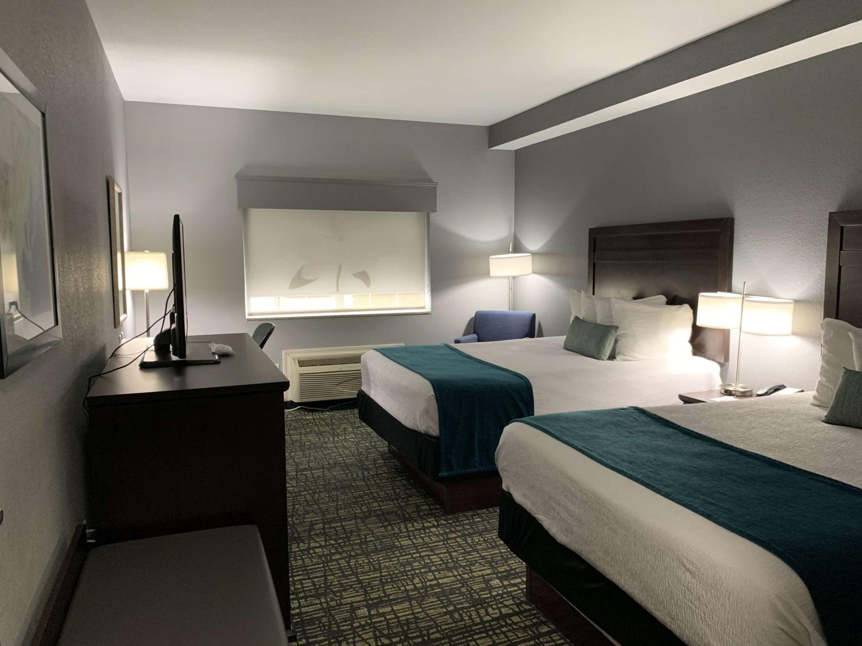 Queen Room with Two Queen Beds - Non-Smoking - Photo 1