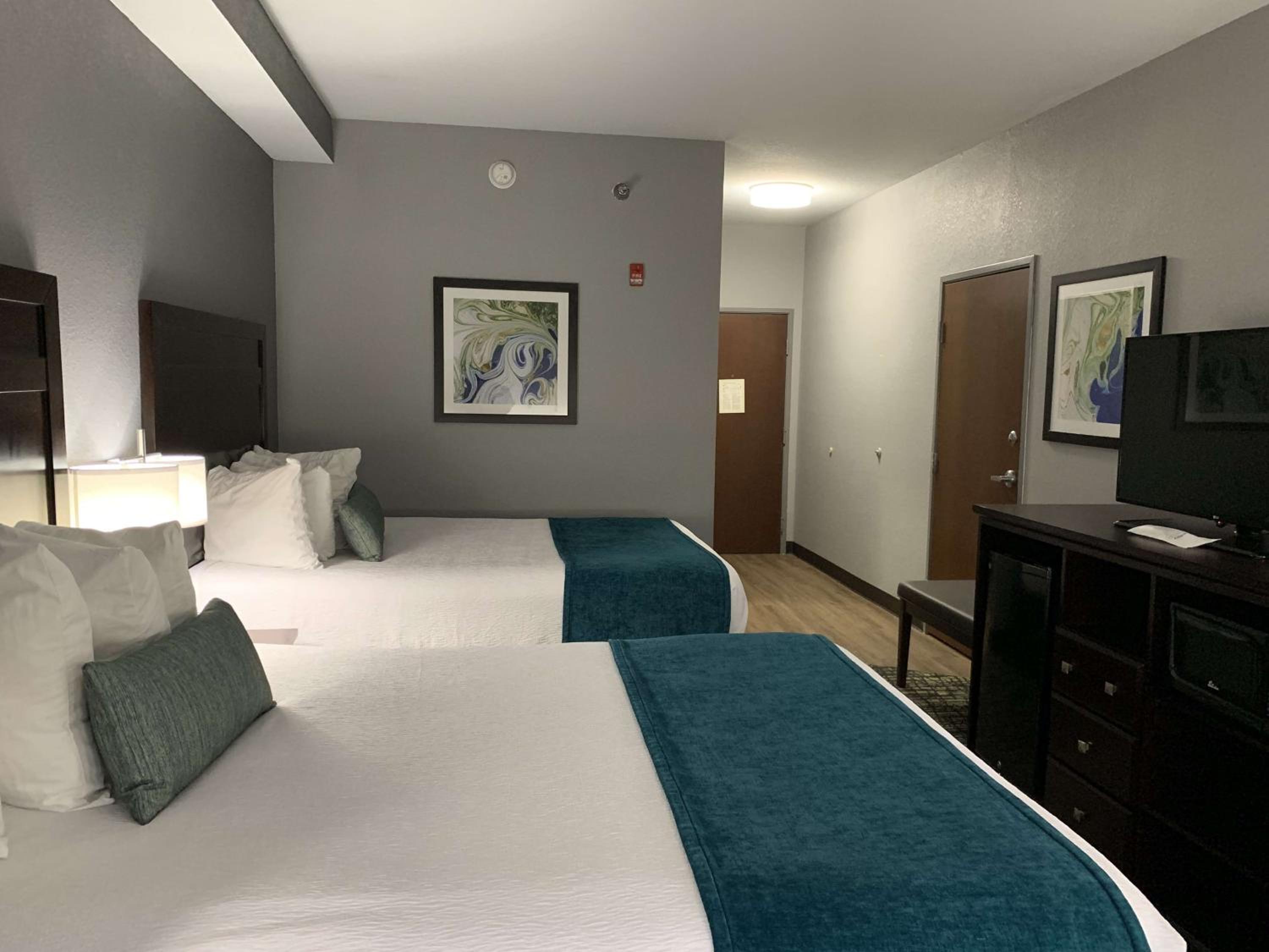 Queen Room with Two Queen Beds - Non-Smoking - Photo 4