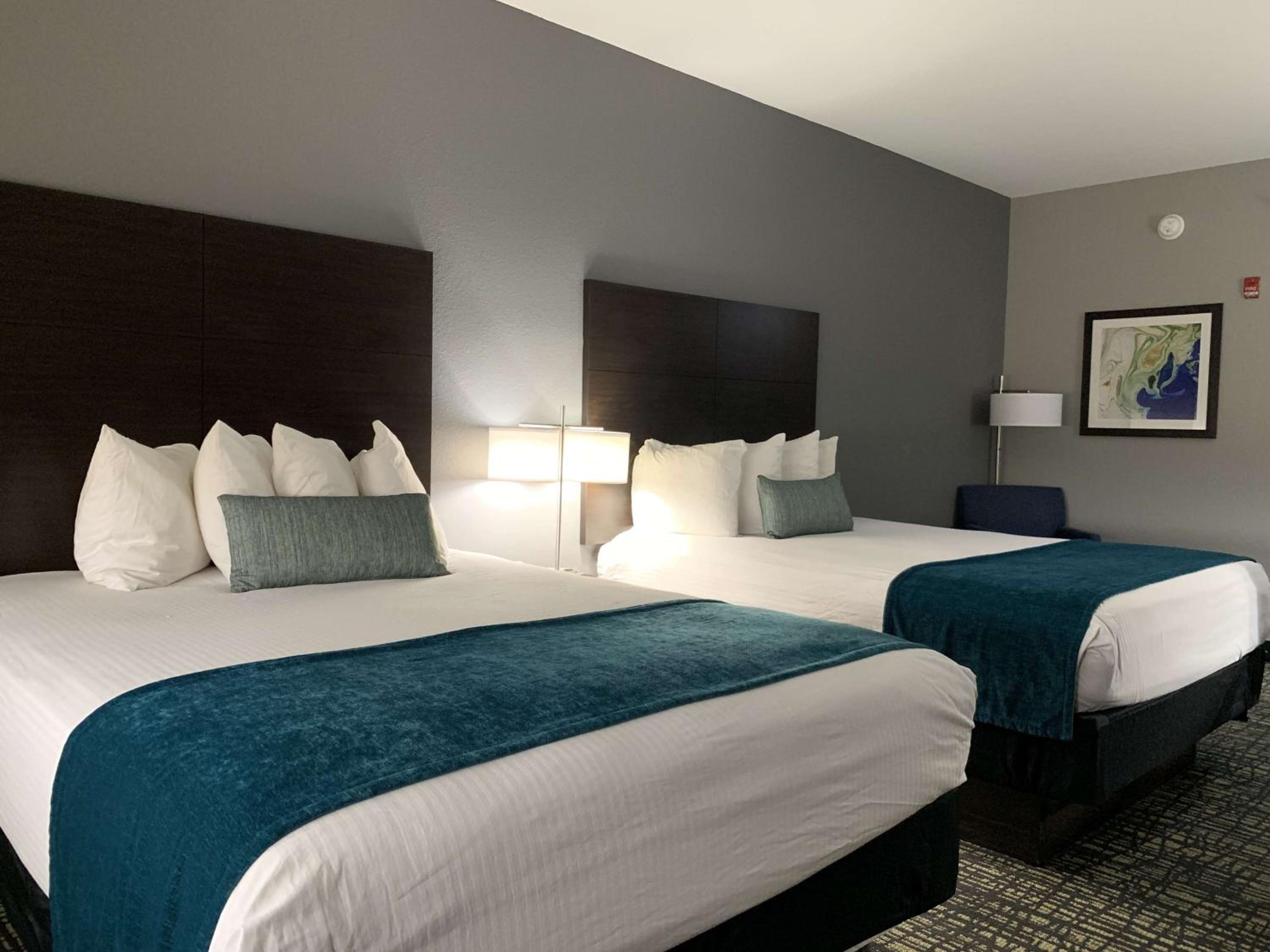 Queen Room with Two Queen Beds - Non-Smoking - Photo 6