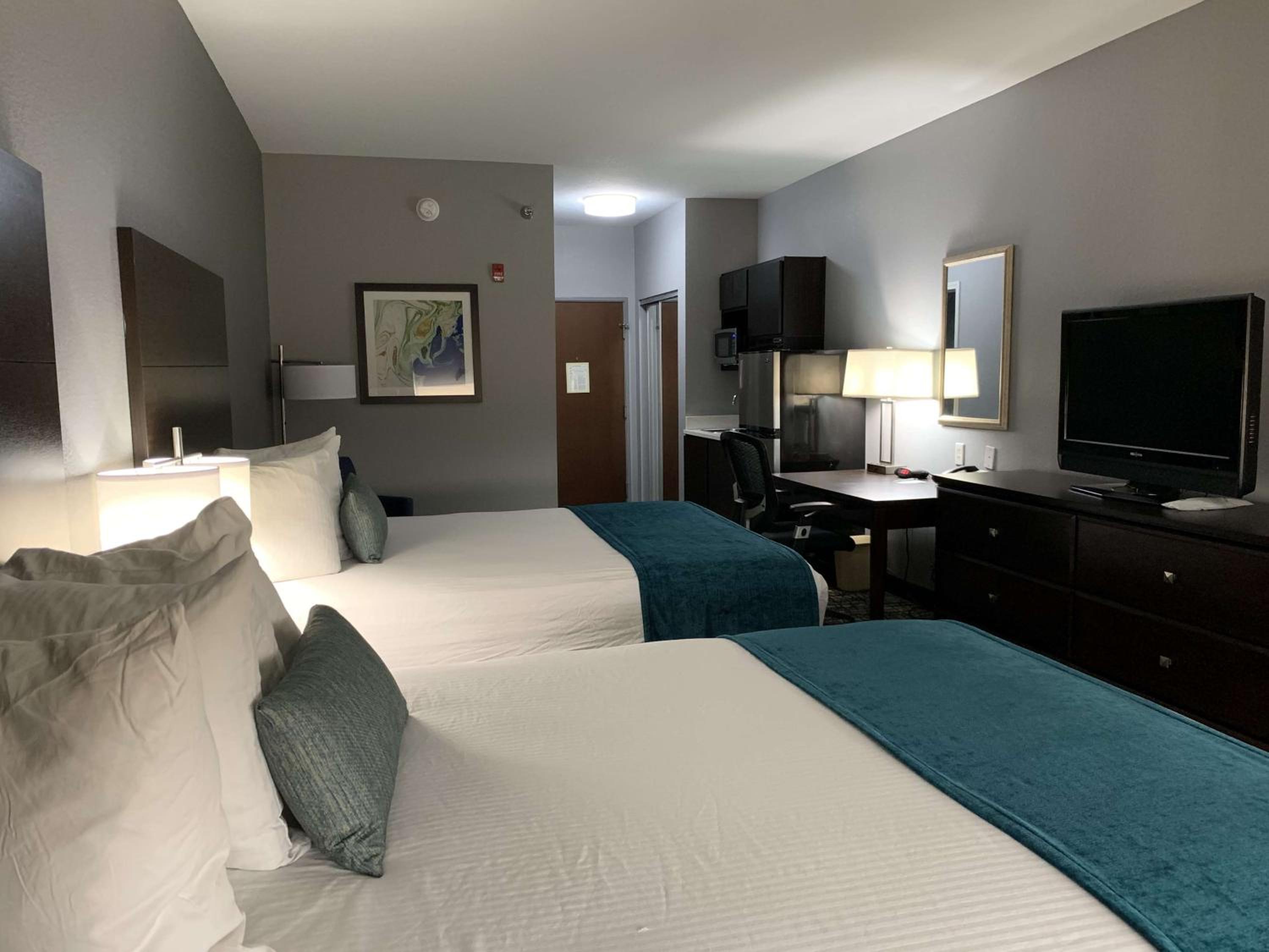Queen Suite with Two Queen Beds and Kitchenette - Non-Smoking - Photo 3