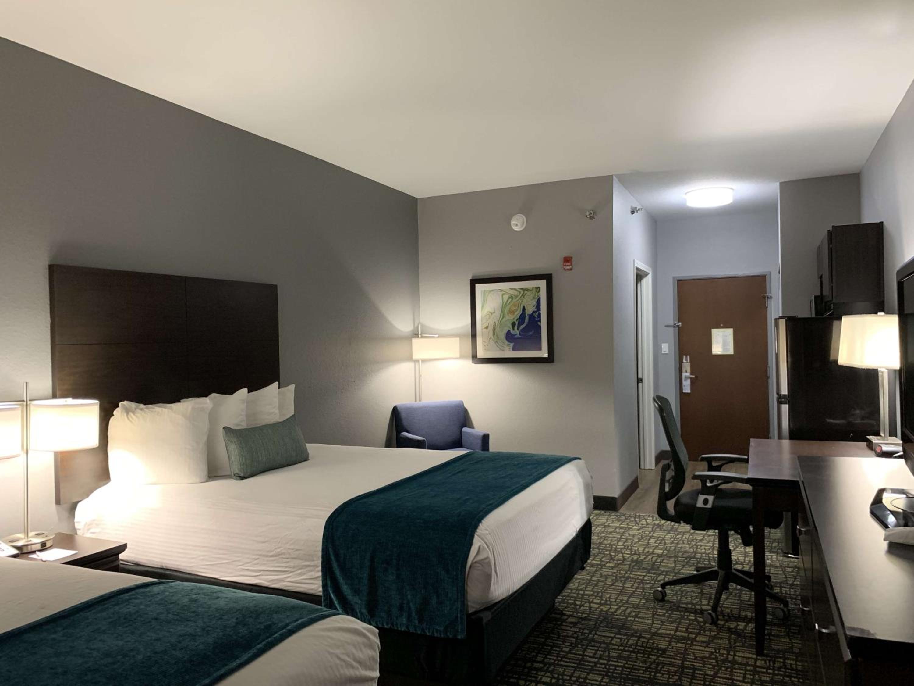 Queen Suite with Two Queen Beds and Kitchenette - Non-Smoking - Photo 4