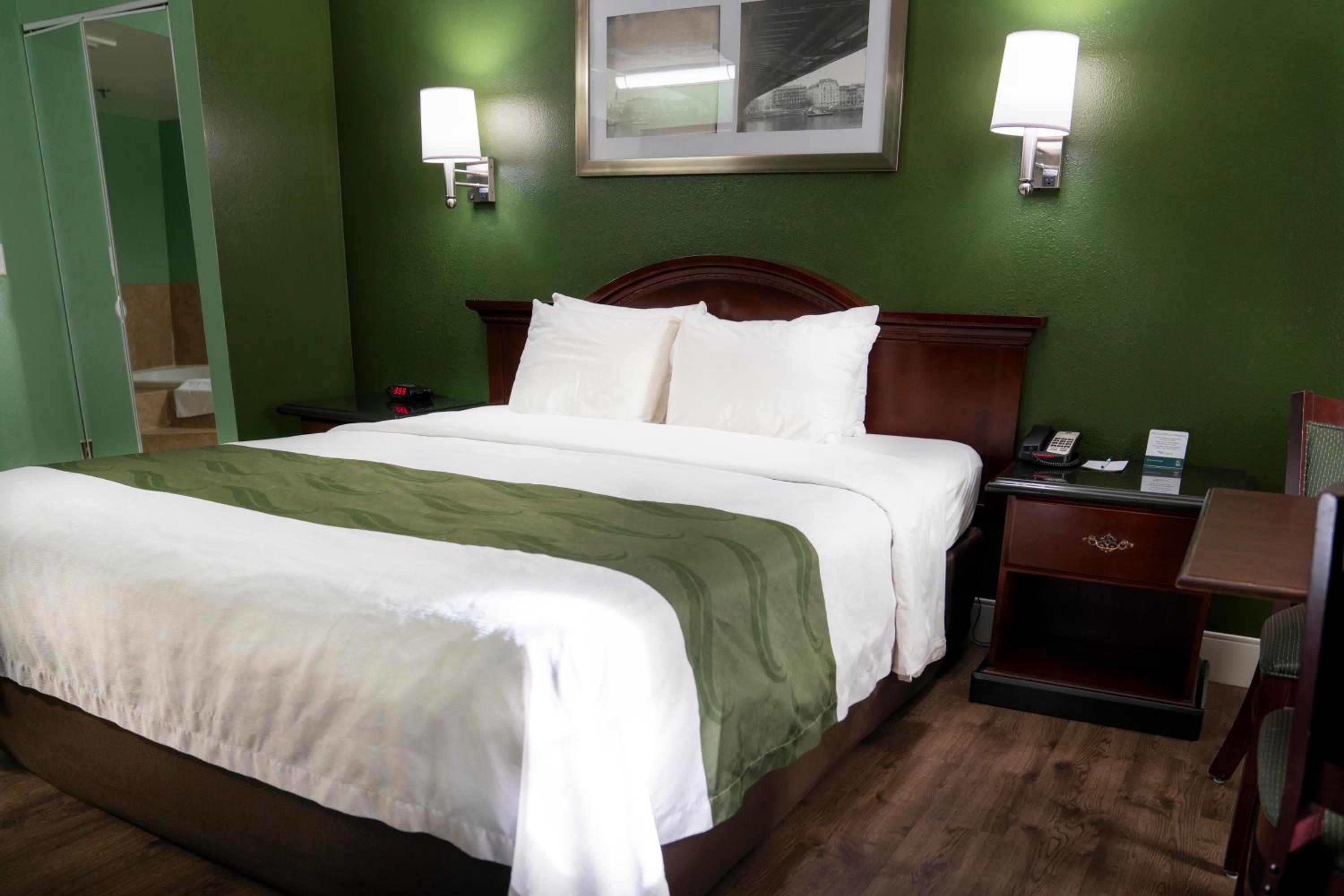 Standard Room, 1 King Bed, Non Smoking - Photo 7