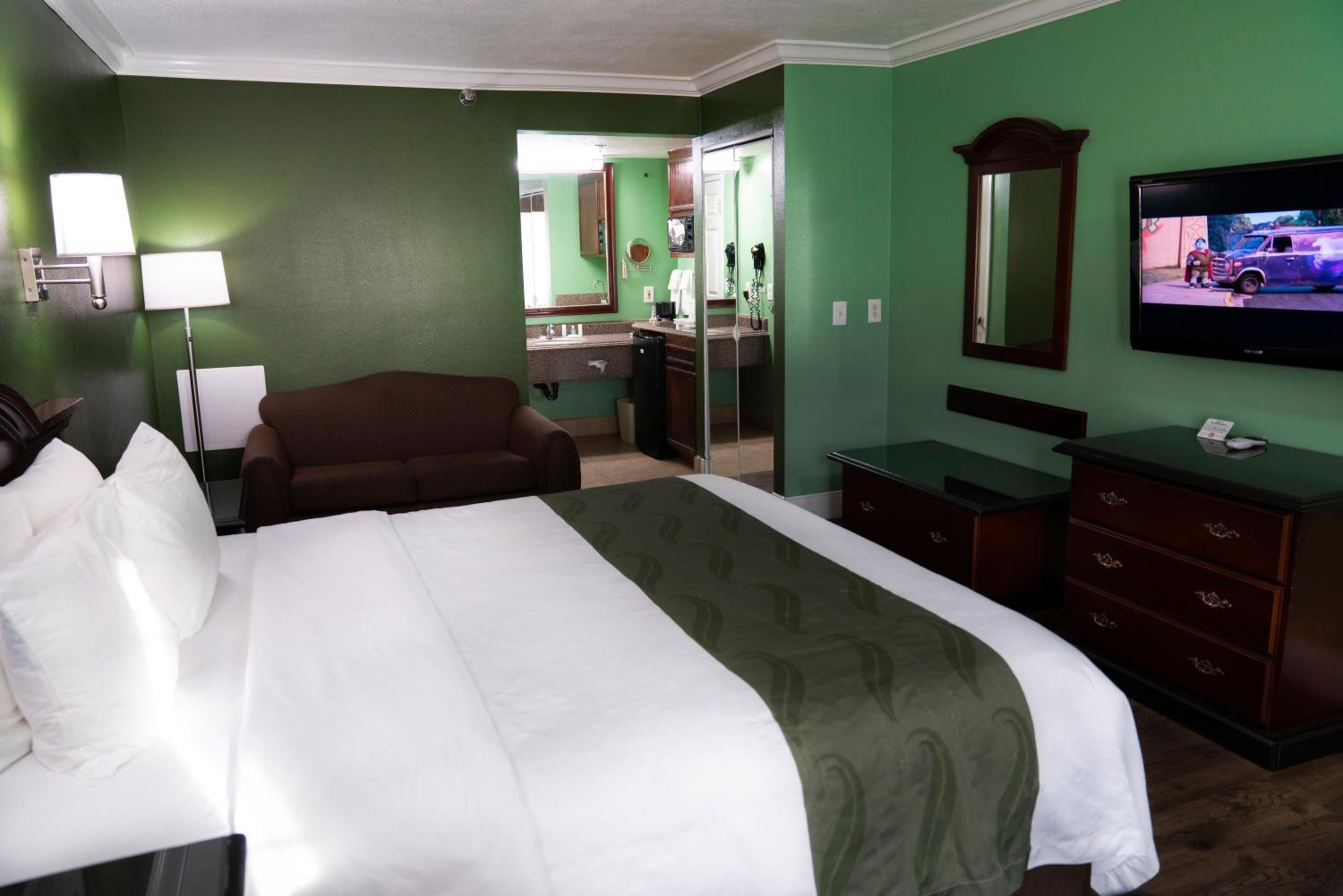 Standard Room, 1 King Bed, Non Smoking - Photo 6
