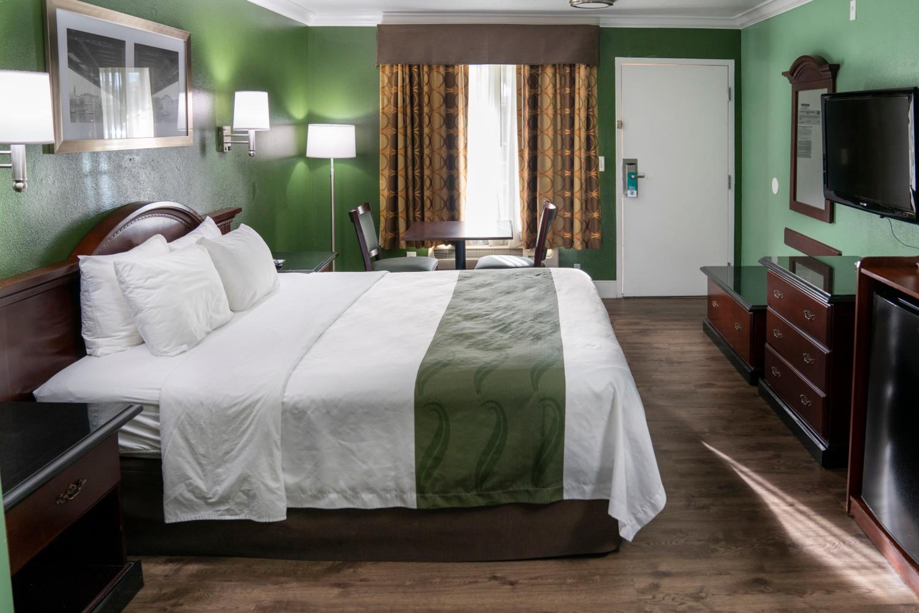 Standard Room, 1 King Bed, Non Smoking - Photo 3
