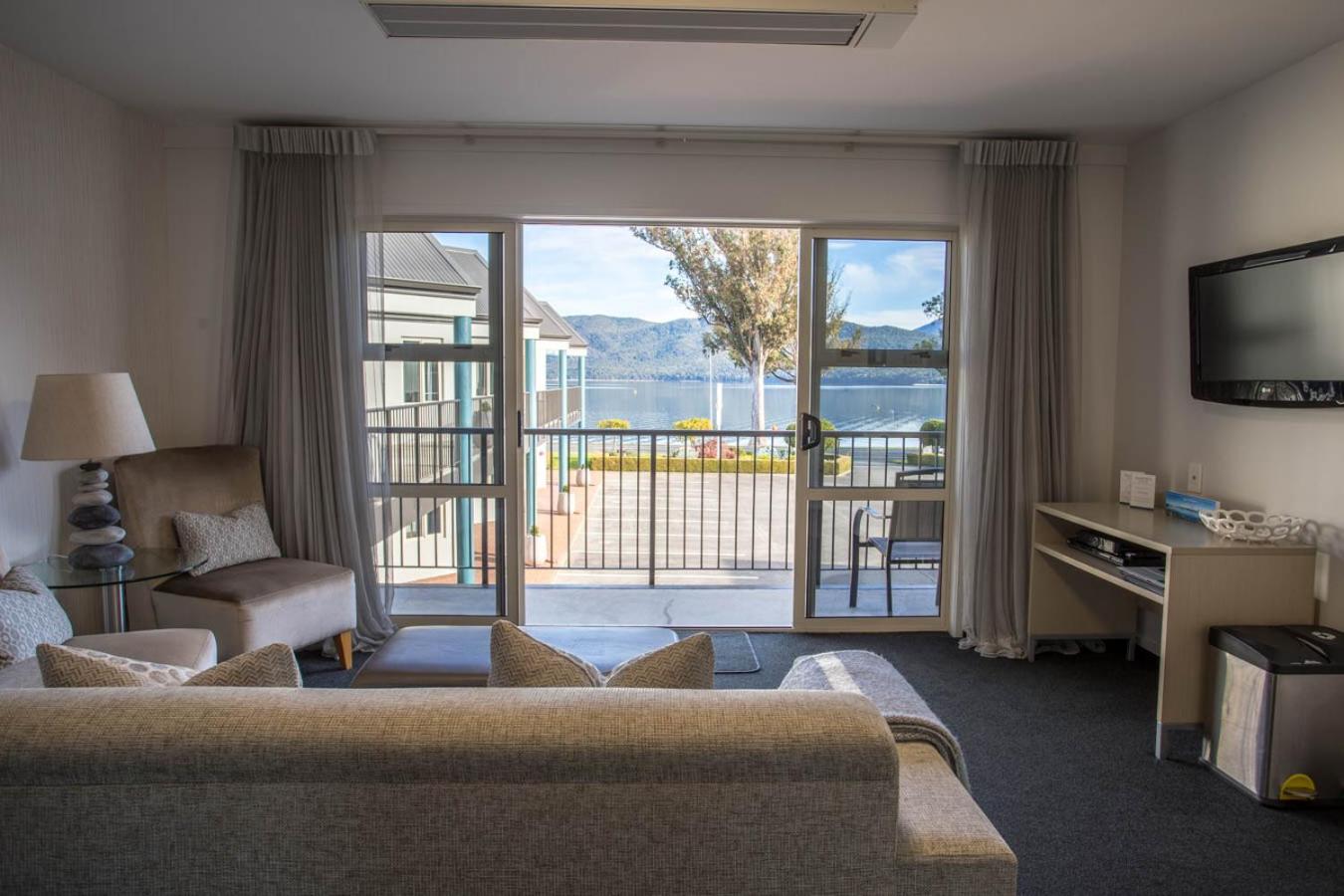 Superior One Bedroom Suite - Upper Floor  - Photo 2