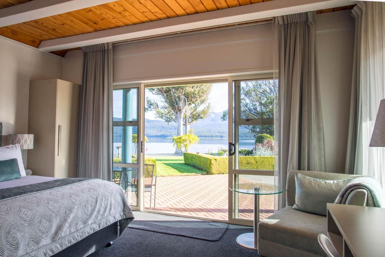 Premier Lakeview Spa Studio - Ground Floor