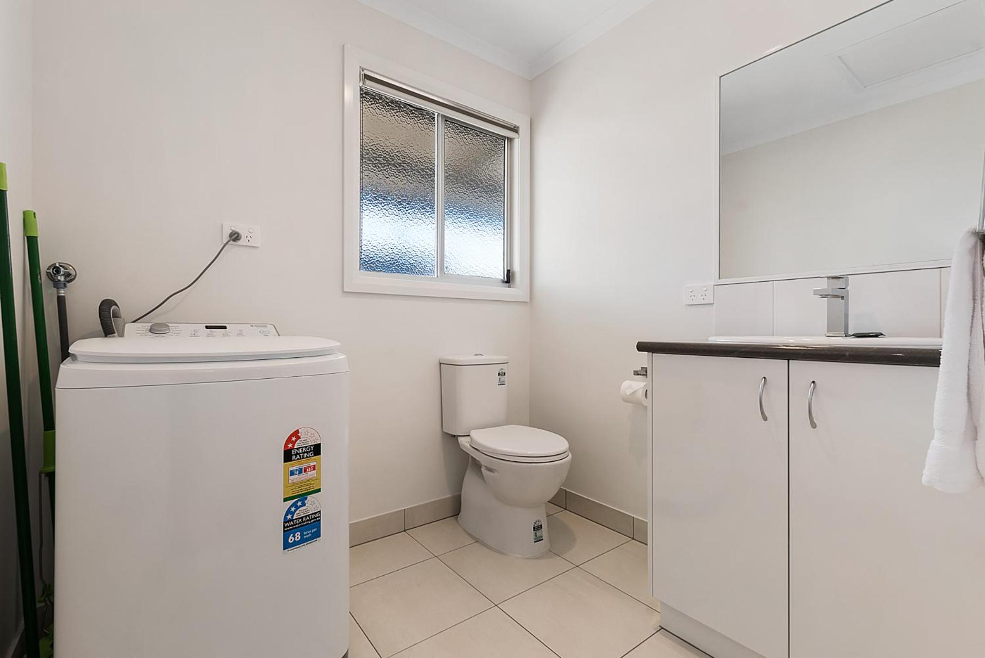 Deluxe 2 Bedroom Cabin - Sleeps 4 photo 2